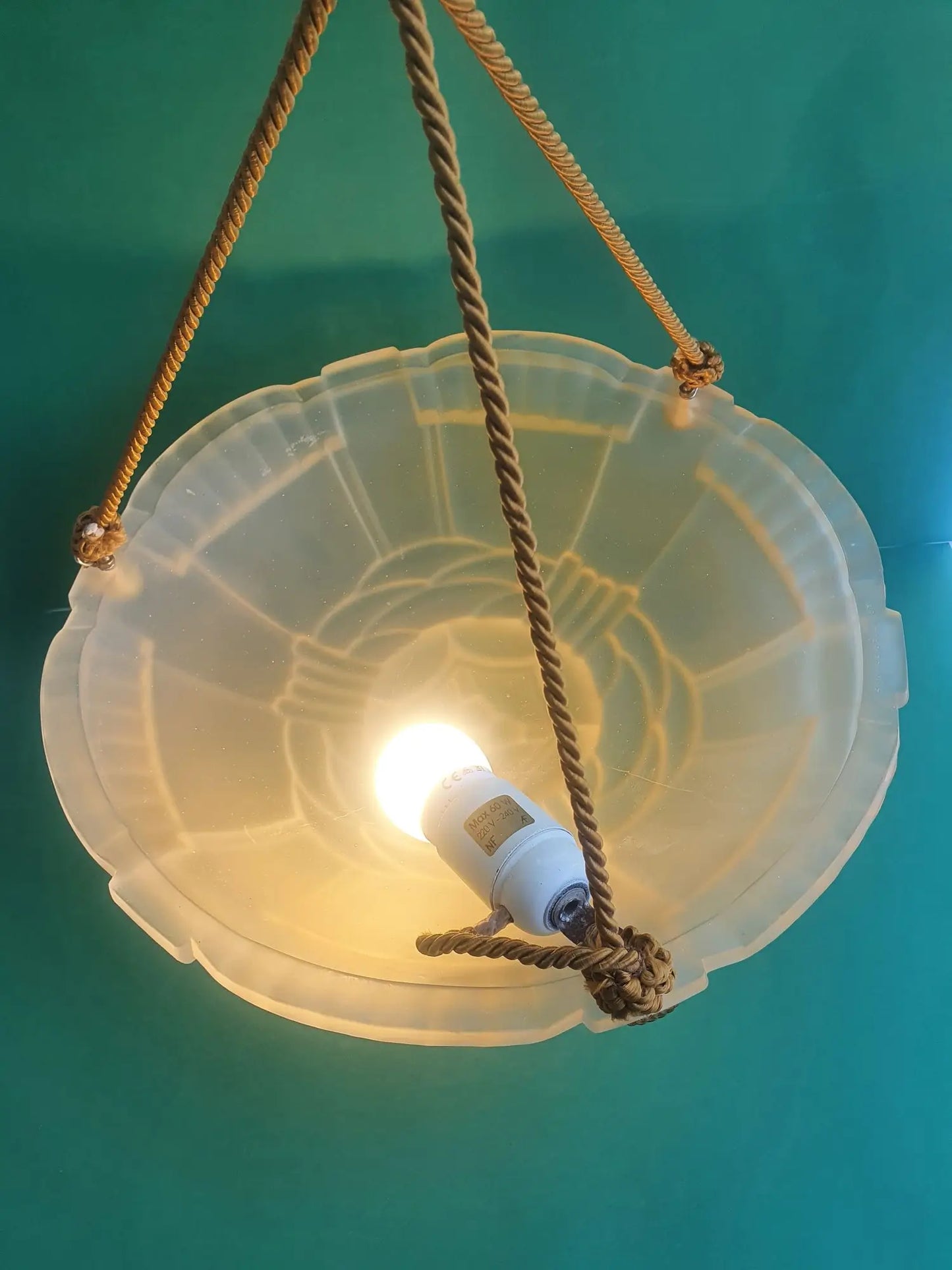 Suspension-vasque-verre-presse-decor-floral-Art-Deco-Artistar-France-allumee-1