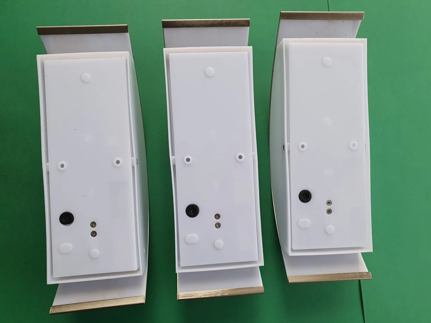 Trois-appliques-murales-vintage-arriere