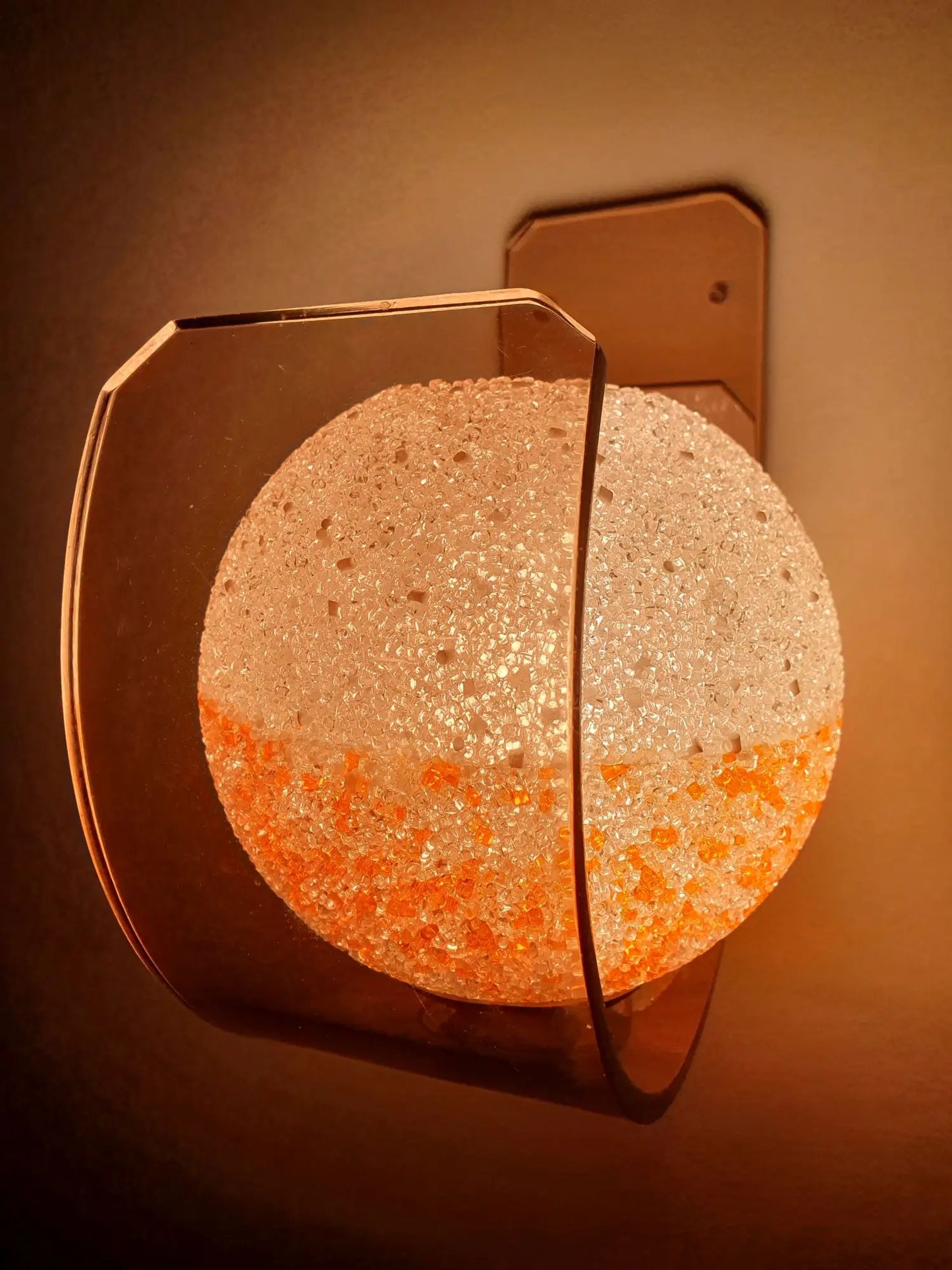applique-moderne-plexi-marron-globe-perspex-orange-allumee-cote-2