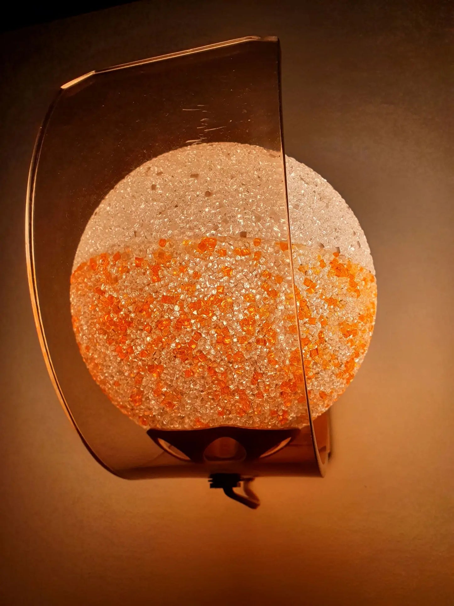 applique-moderne-plexi-marron-globe-perspex-orange-allumee-cote