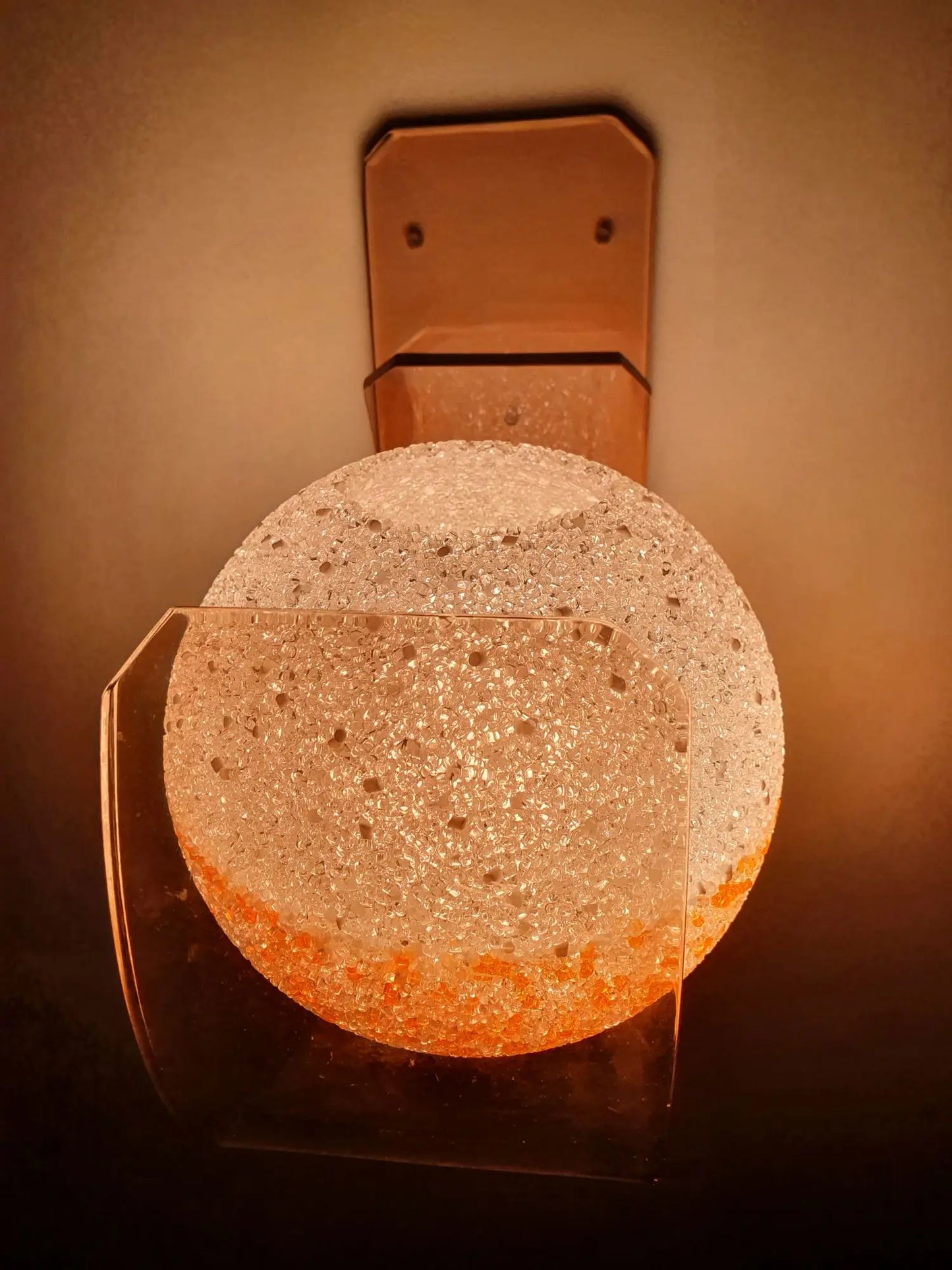 applique-moderne-plexi-marron-globe-perspex-orange-allumee-dessous