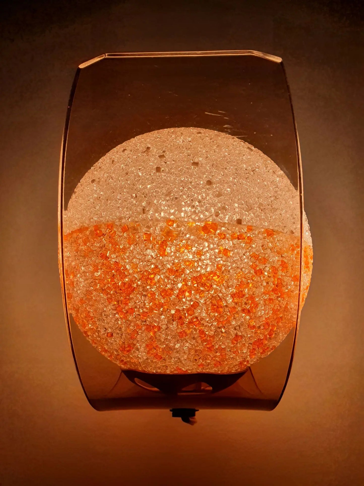 applique-moderne-plexi-marron-globe-perspex-orange-allumee-face