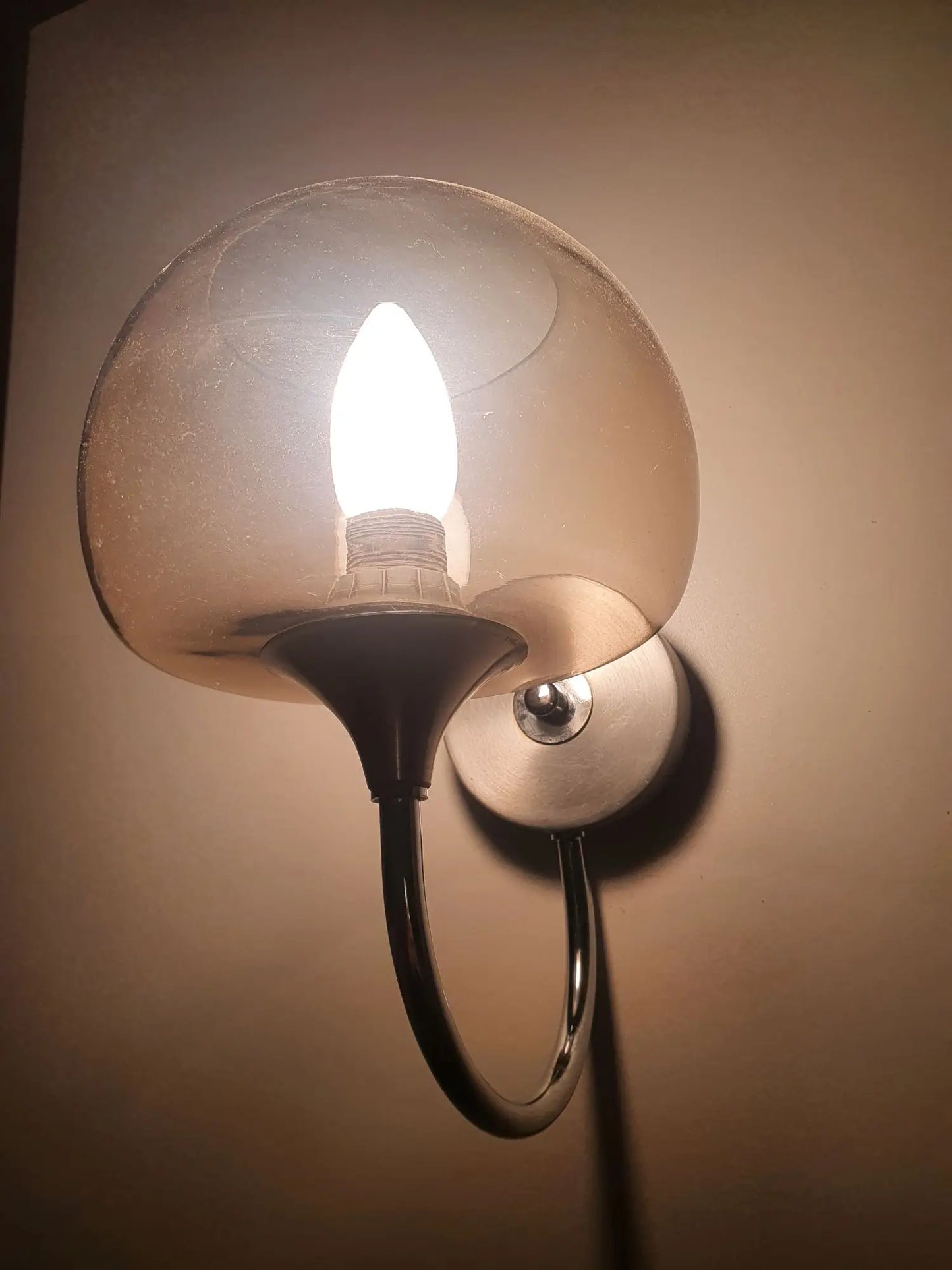 applique-murale-chromee-verre-fume-vintage-allumee-cote