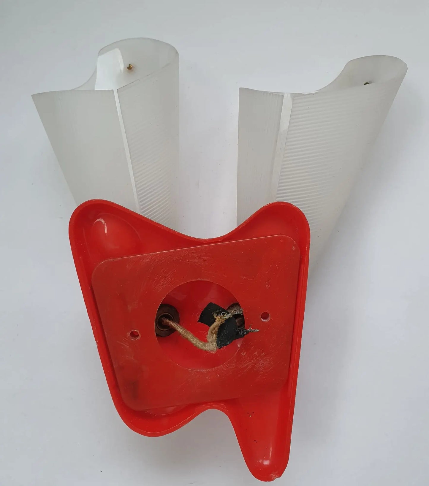 applique-murale-corne-plastique-rouge-vintage-arriere