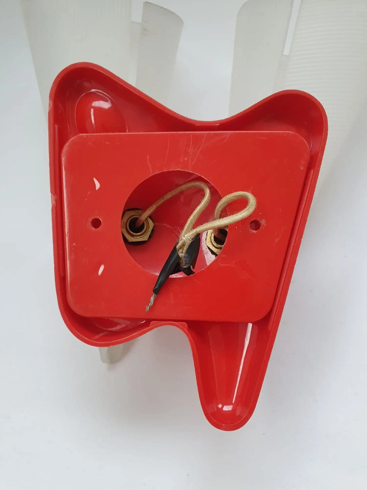 applique-murale-corne-plastique-rouge-vintage-attache