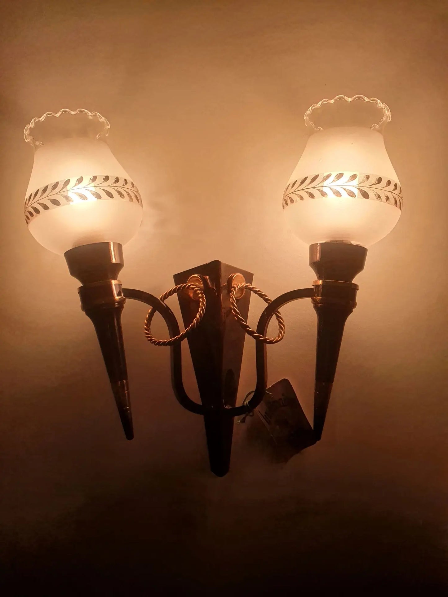 applique-murale-flambeau-style-empire-allumee