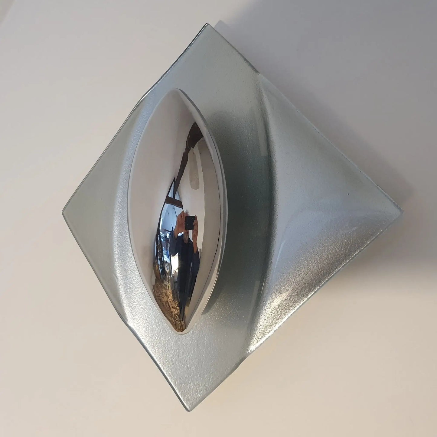 applique-murale-ufo-futuriste-allumee-cote
