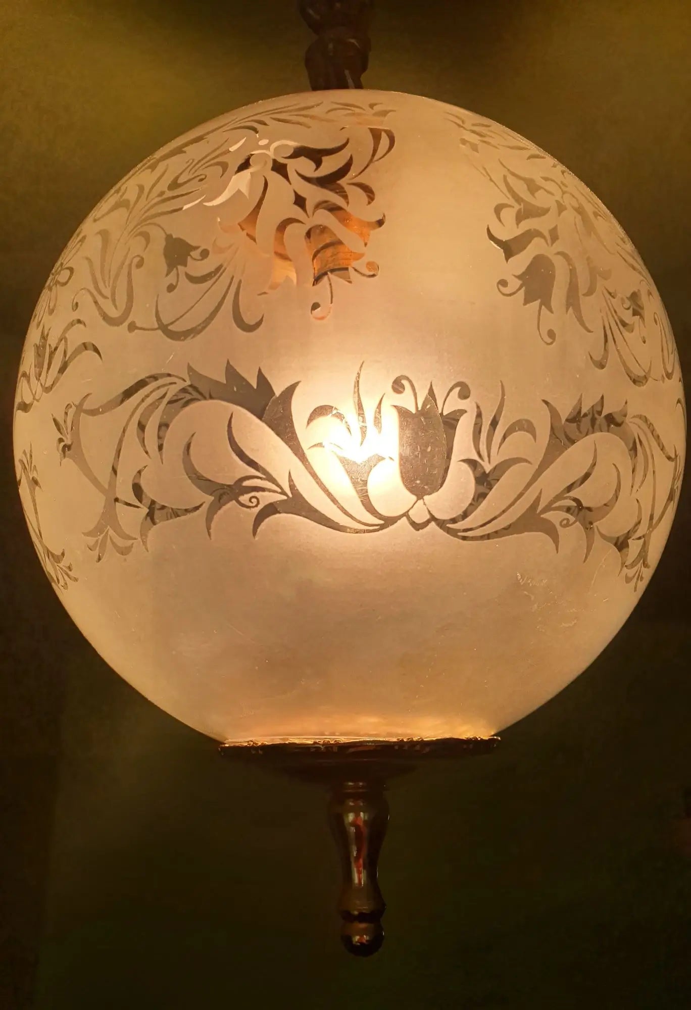 deux-suspensions-laiton-dore-verre-vintage-allumee-2