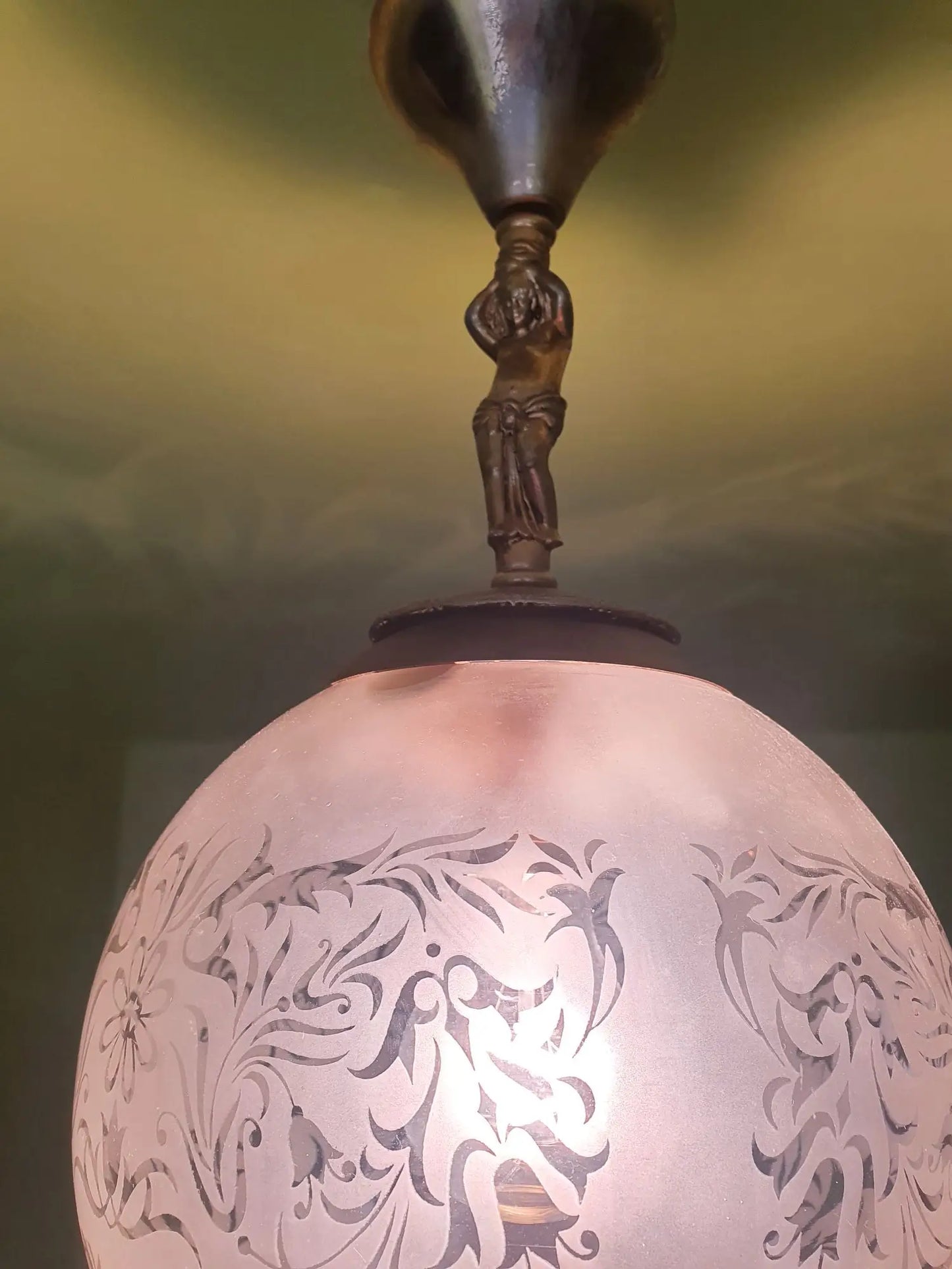 deux-suspensions-laiton-dore-verre-vintage-allumee-3