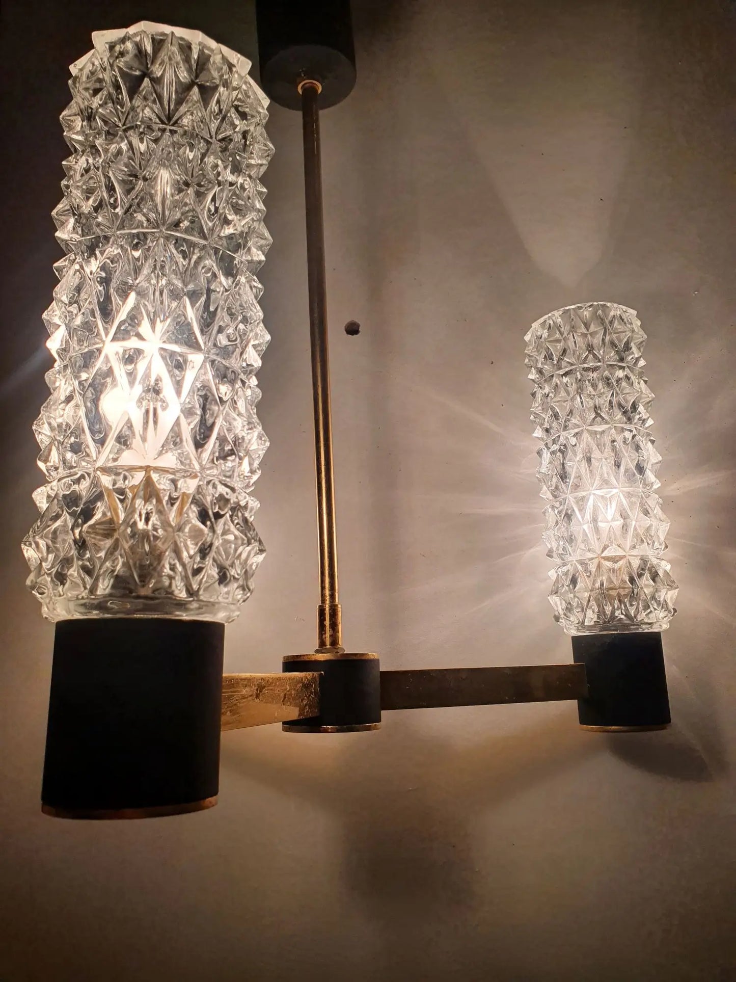 ensemble-lustre-appliques-dores-noire-design-allumee-1