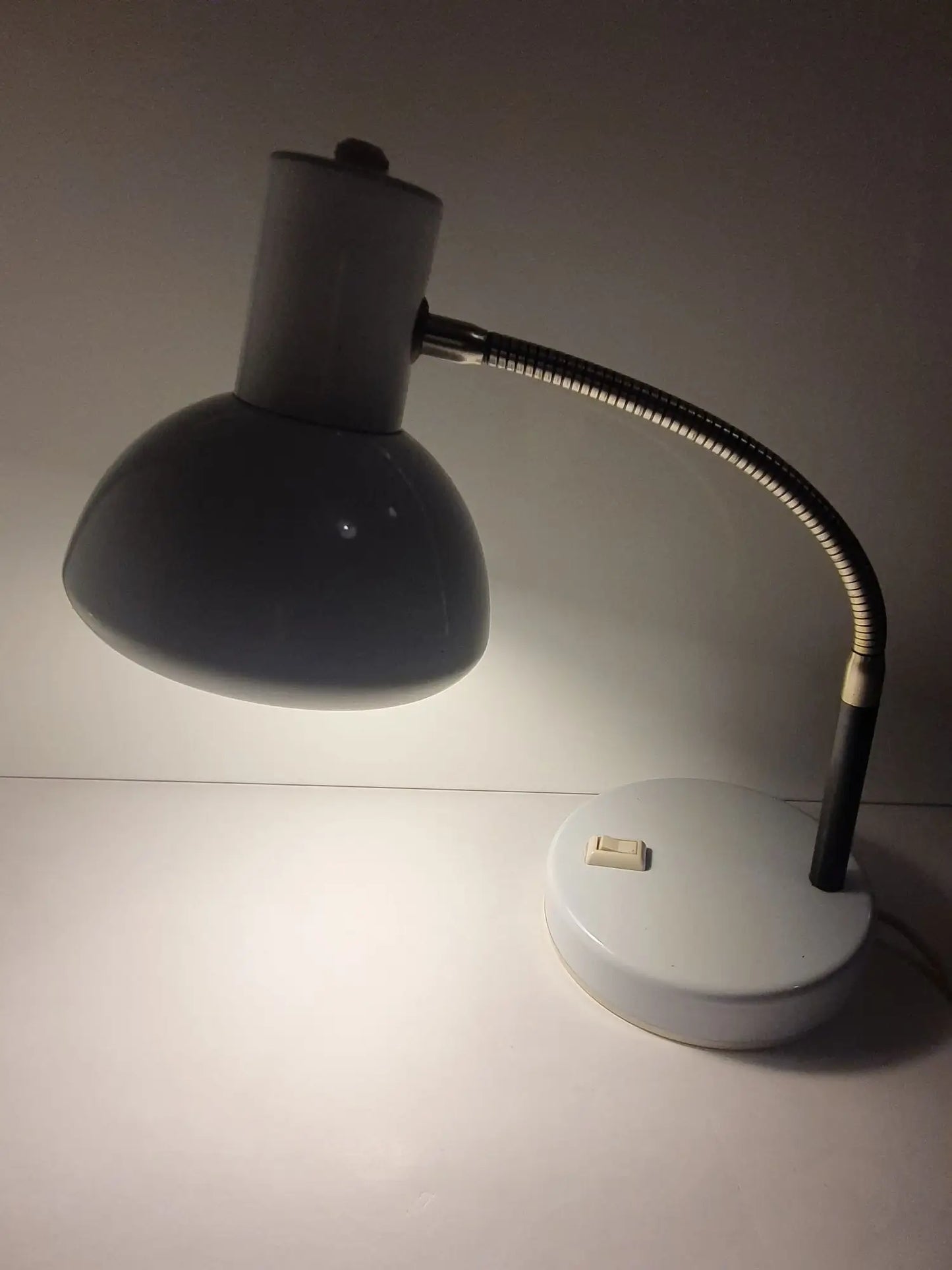 lampe-bureau-articulee-vintage-allumee-1