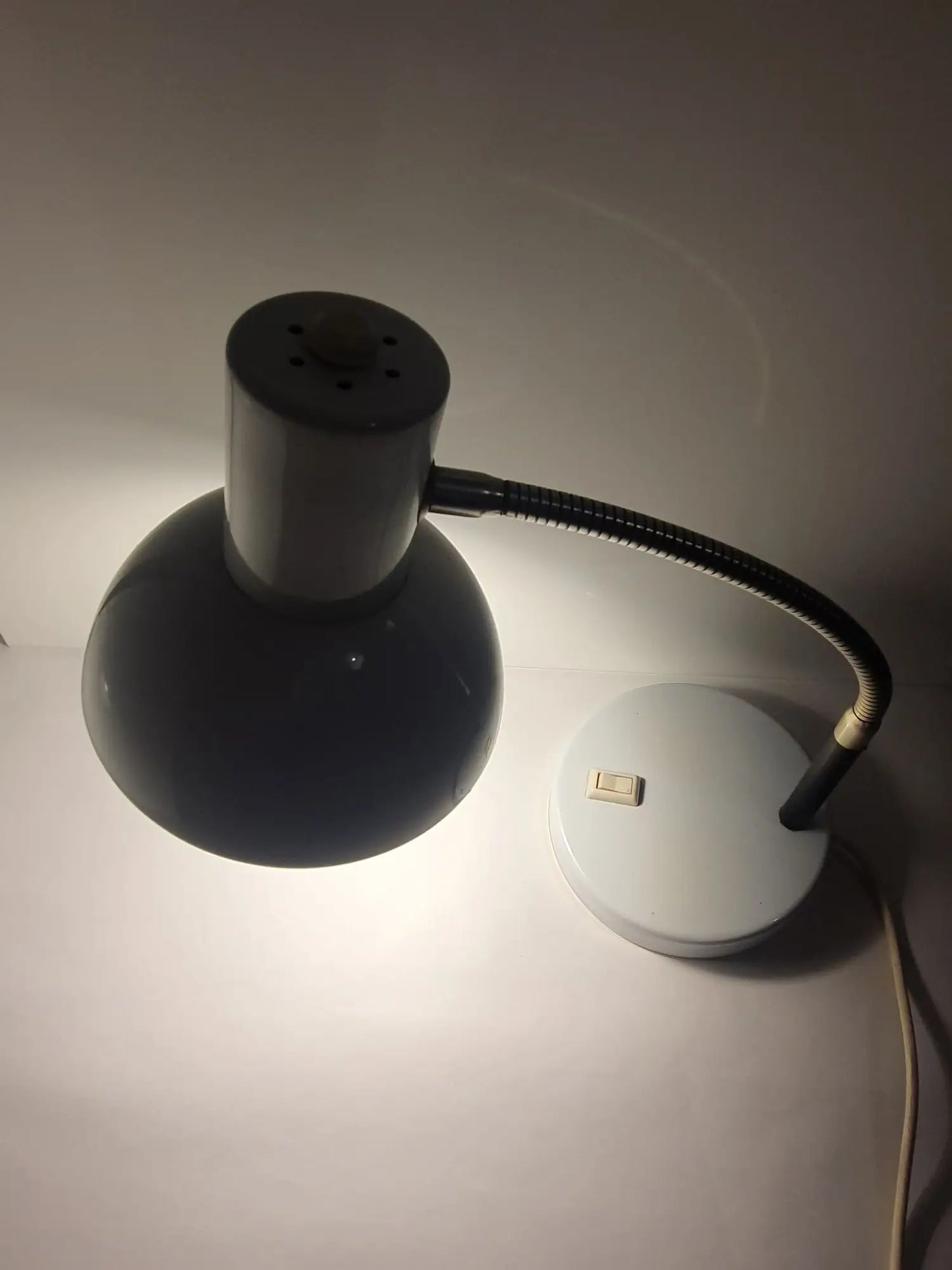 lampe-bureau-articulee-vintage-allumee-2