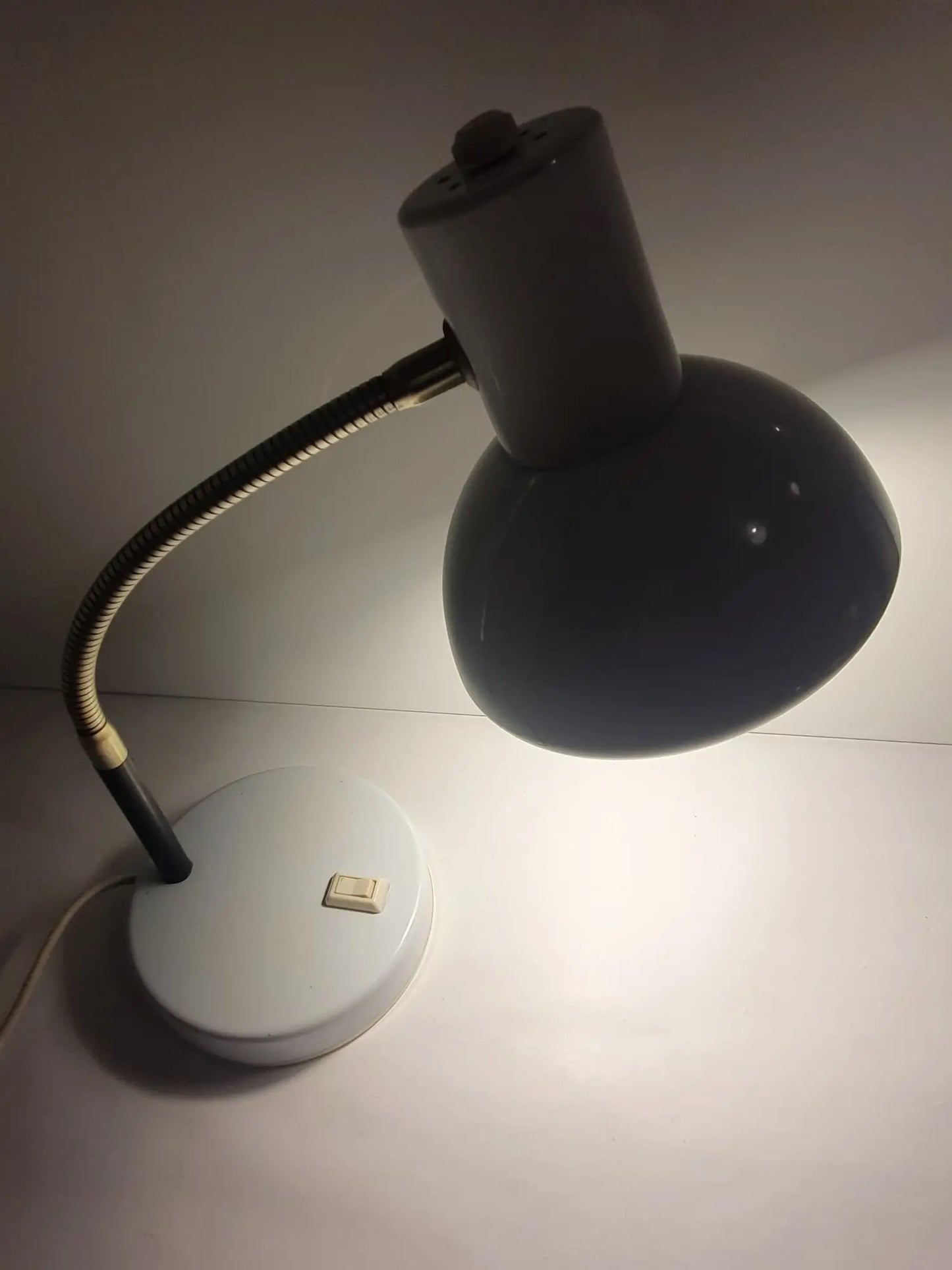 lampe-bureau-articulee-vintage-allumee-3