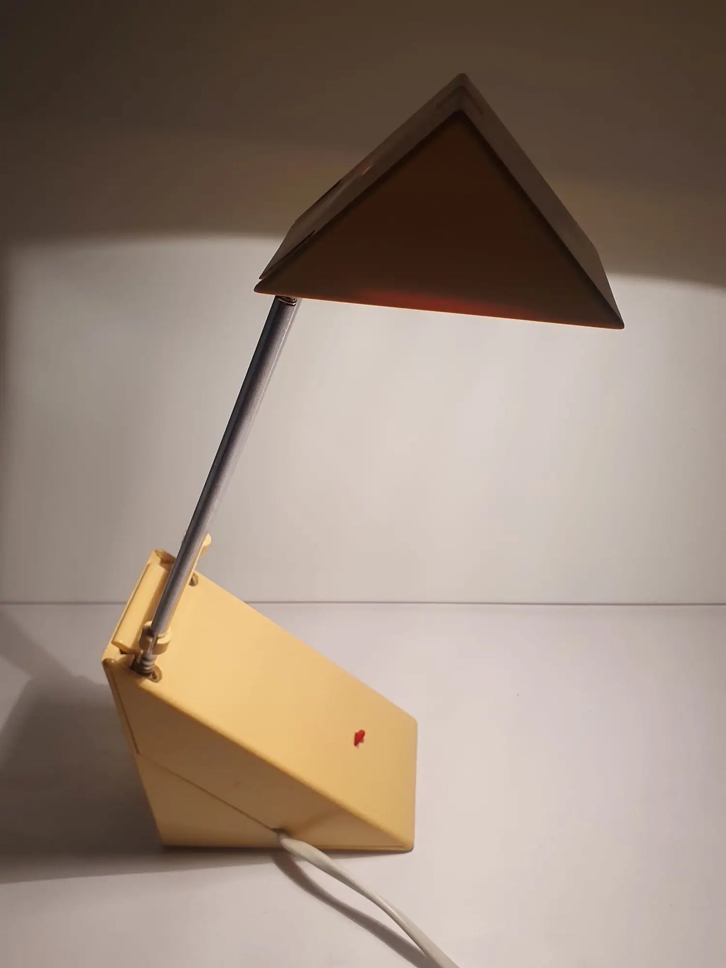 lampe-bureau-telescopique-pliable-vintage-allumee-cote-1