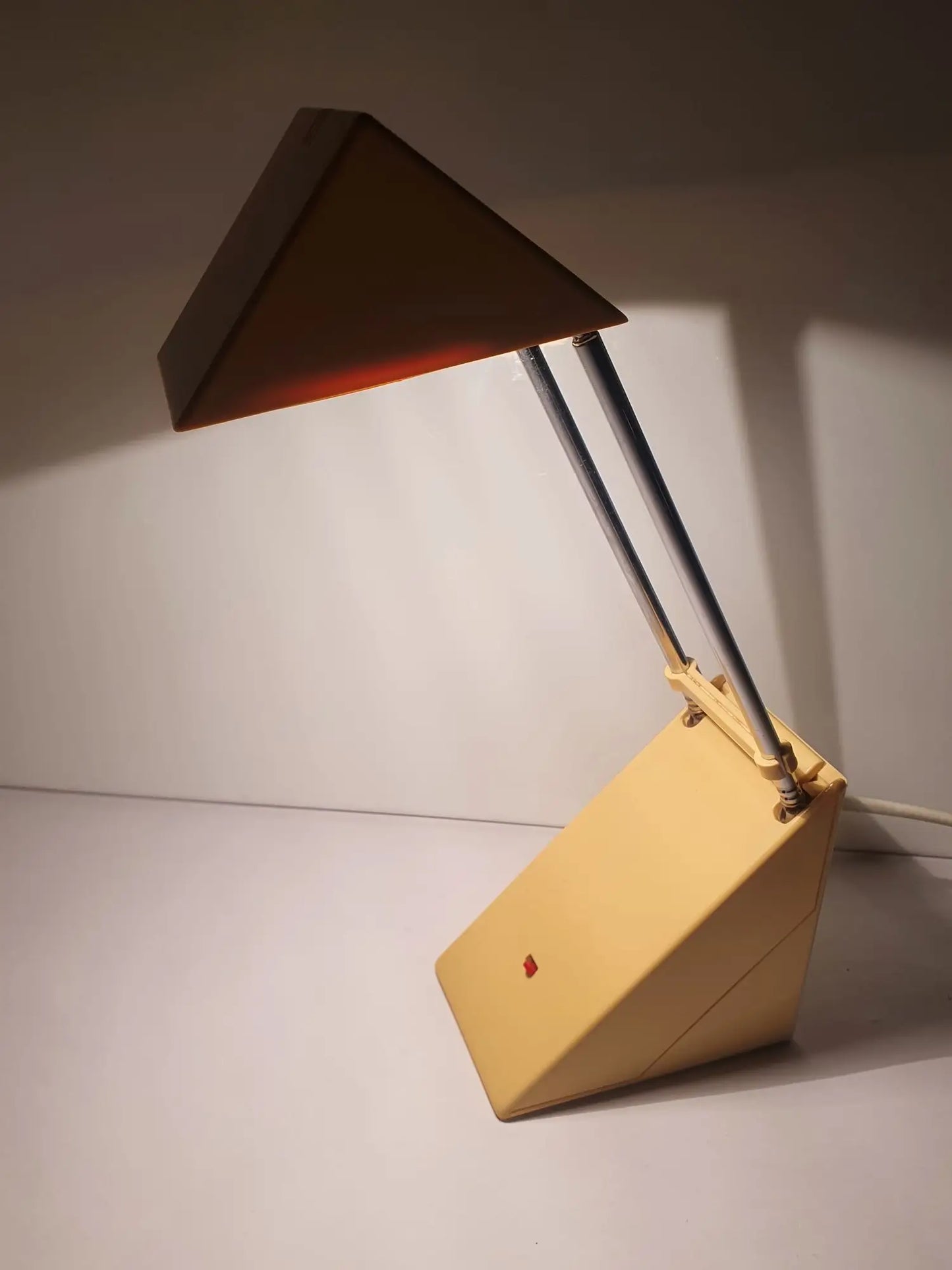 lampe-bureau-telescopique-pliable-vintage-allumee-cote-2