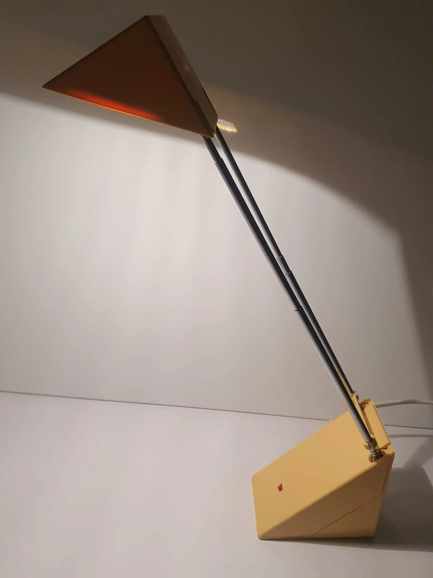 lampe-bureau-telescopique-pliable-vintage-allumee-cote-3