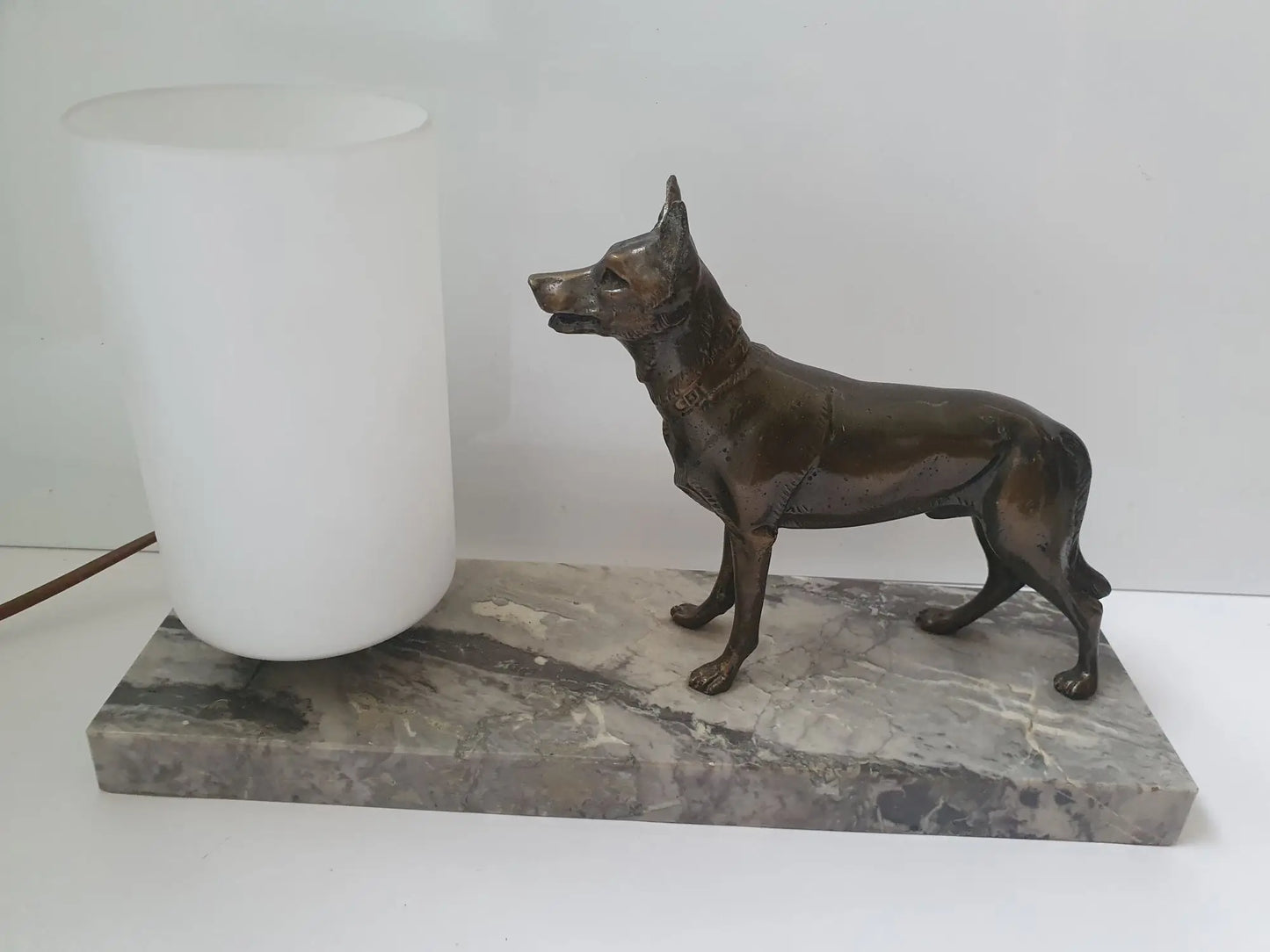 lampe-chevet-ancienne-chien-sur-marbre-cote-2