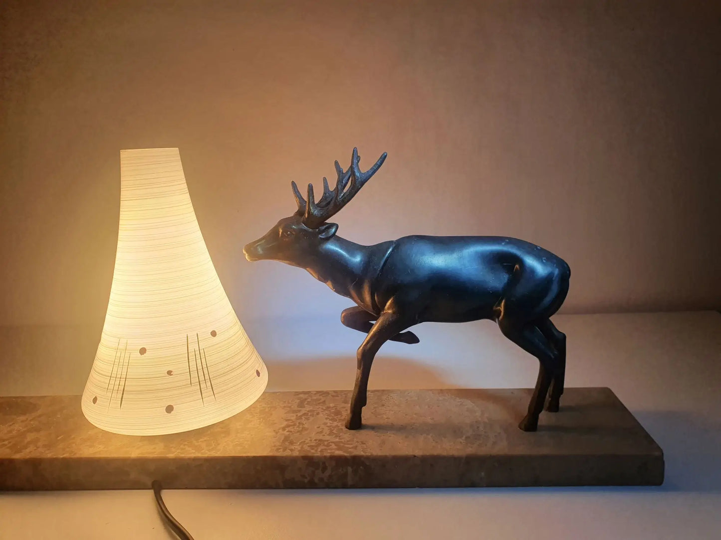 Analyzing image lampe-table-cerf-chevreuil-regule-socle-marbre-allumee-7-detail-cerf
