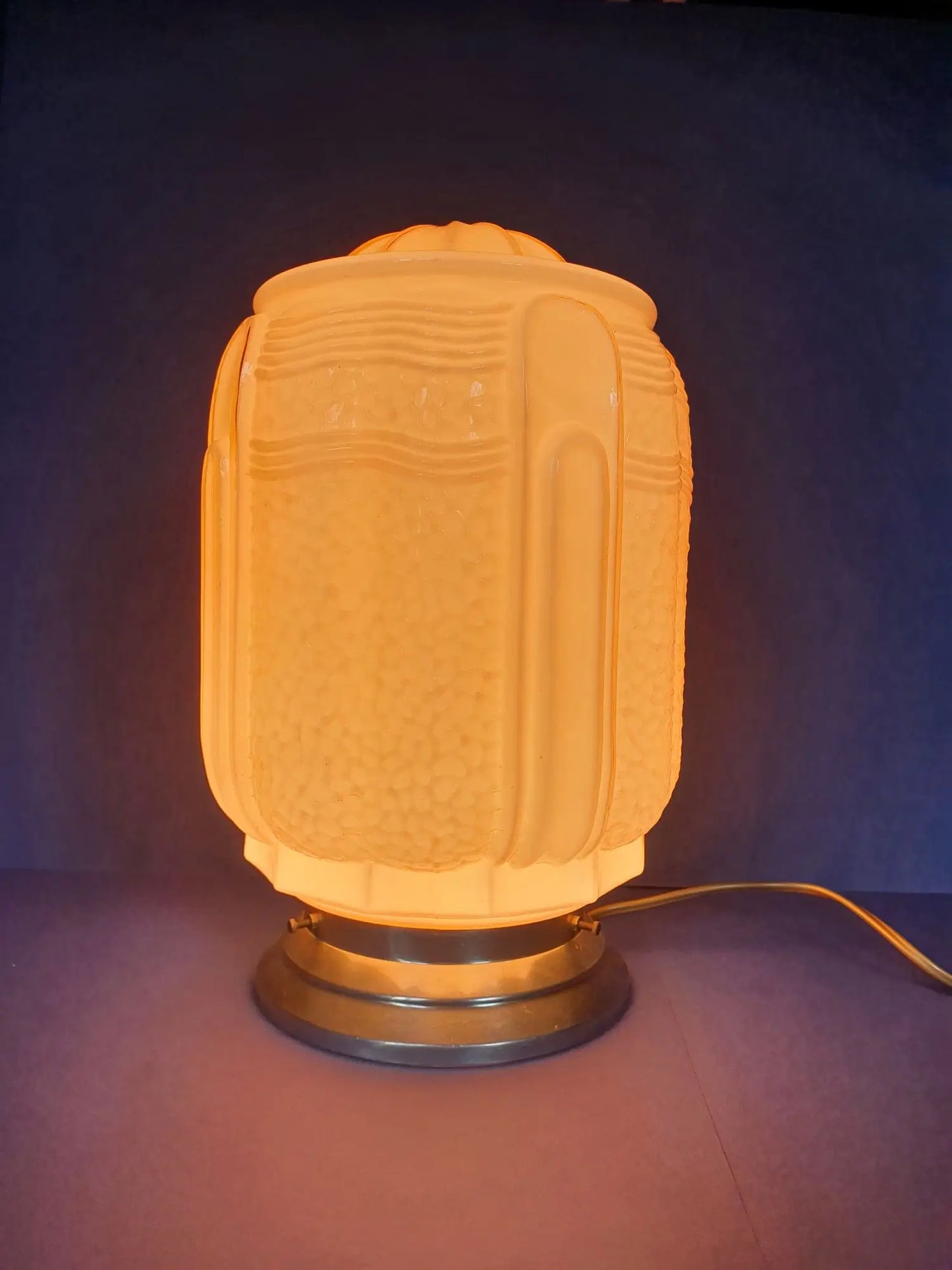 Analyzing image lampe-table-chevet-apose-rose-grande-art-deco-allume