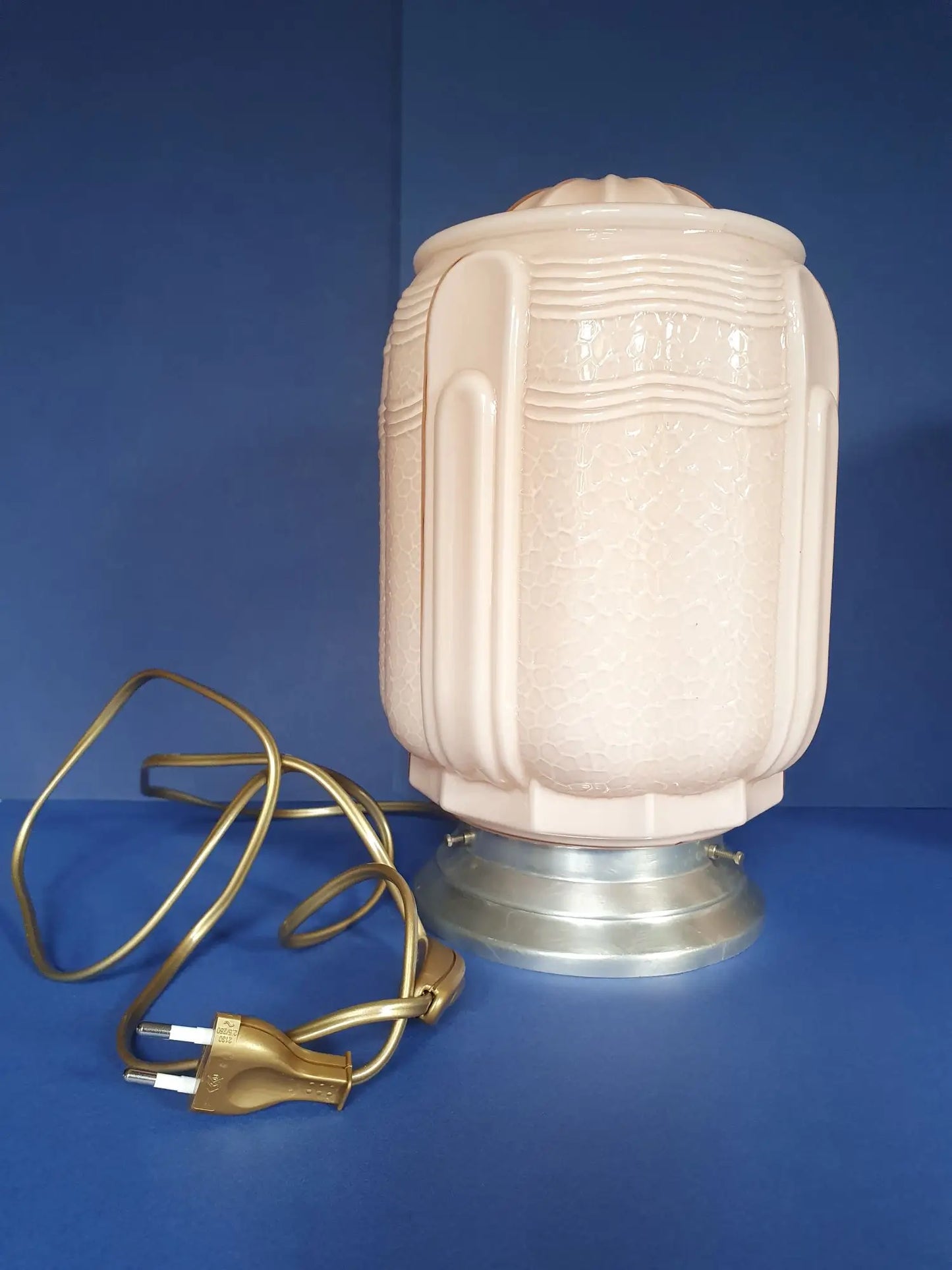 Analyzing image lampe-table-chevet-apose-rose-grande-art-deco-cable