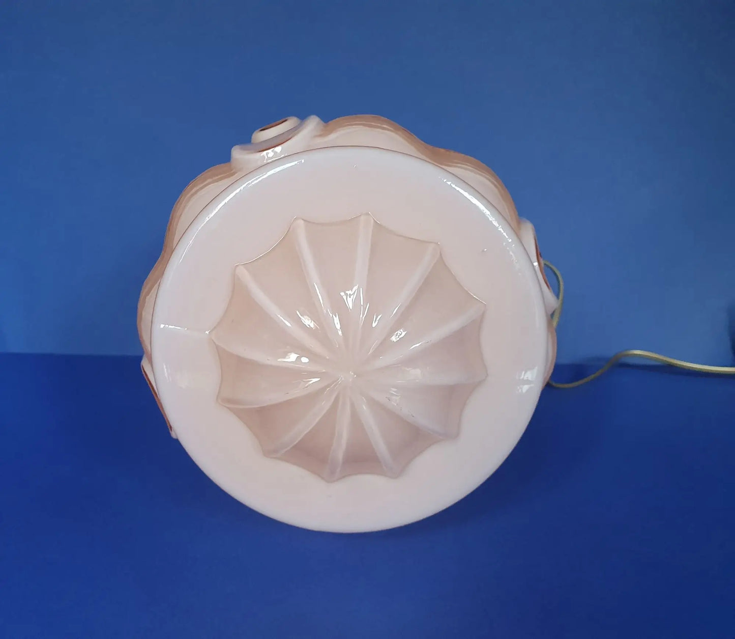 Analyzing image lampe-table-chevet-apose-rose-grande-art-deco-dessus