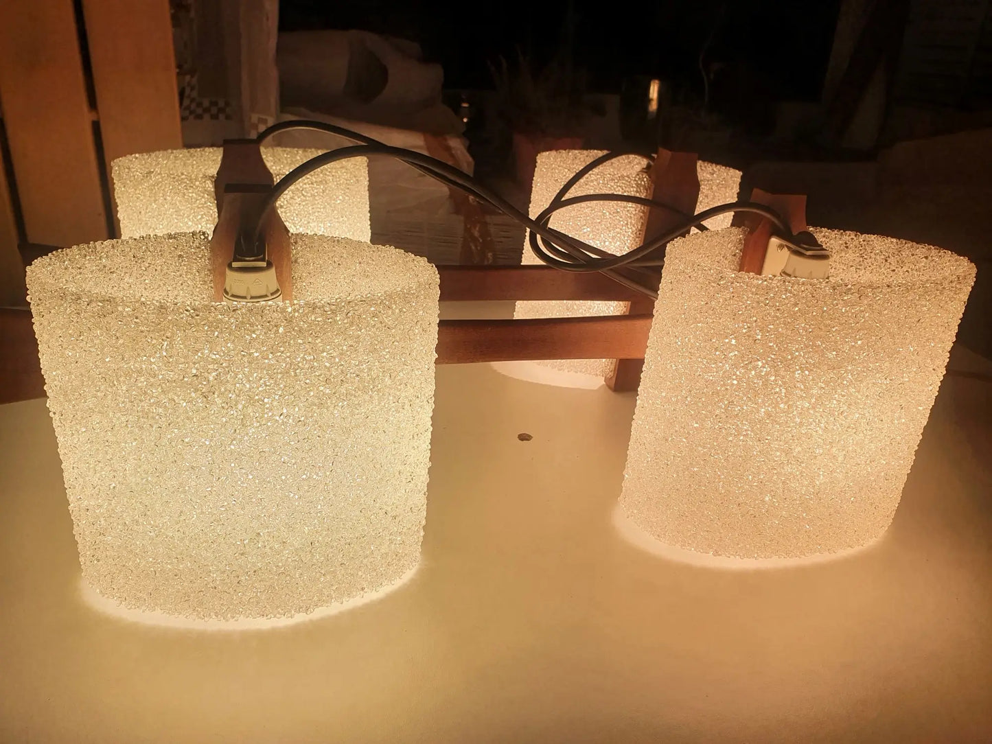 lustre-scandinave-bois-perspex-cote-allume-1