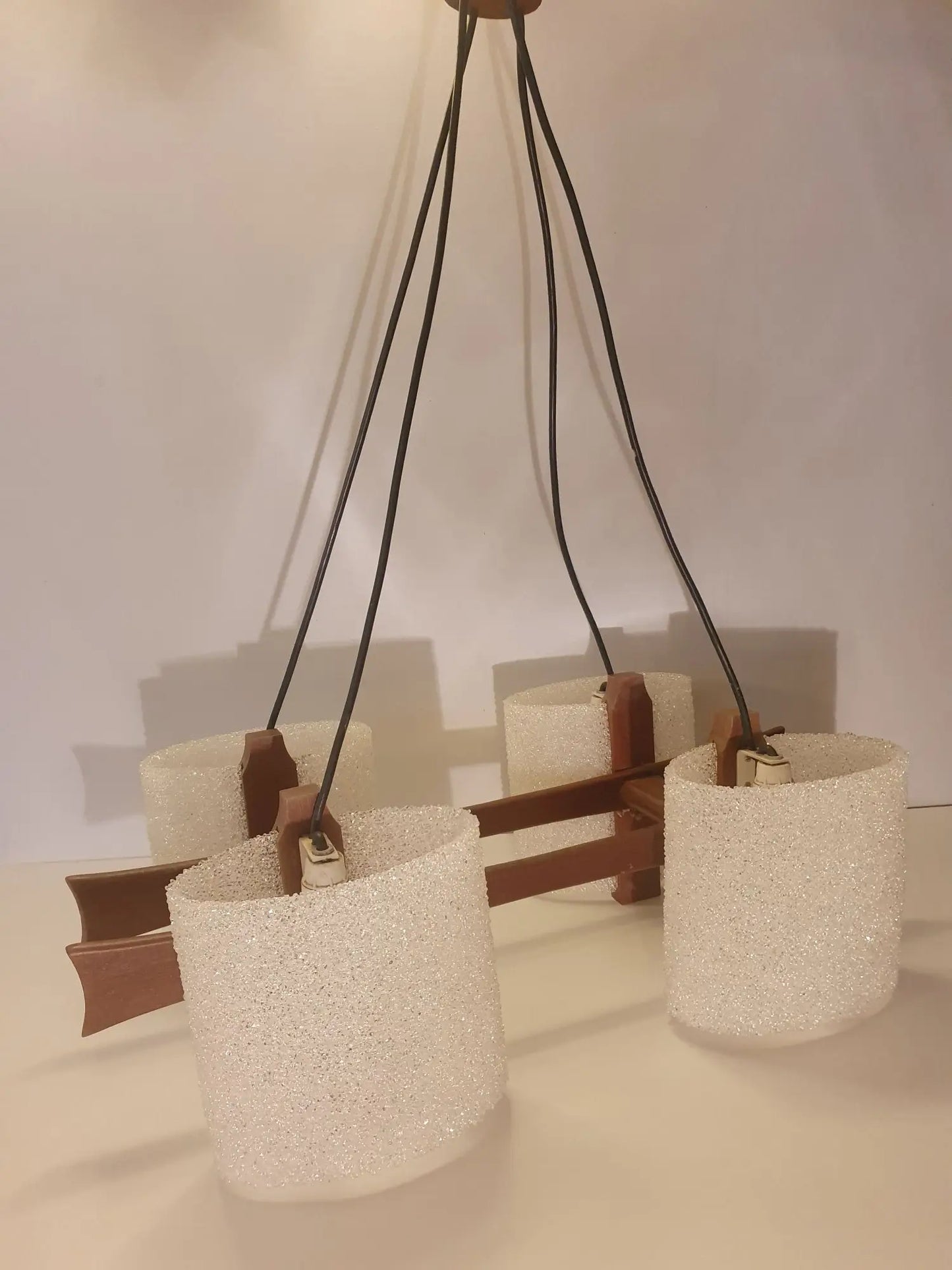 lustre-scandinave-bois-perspex-dessus-5