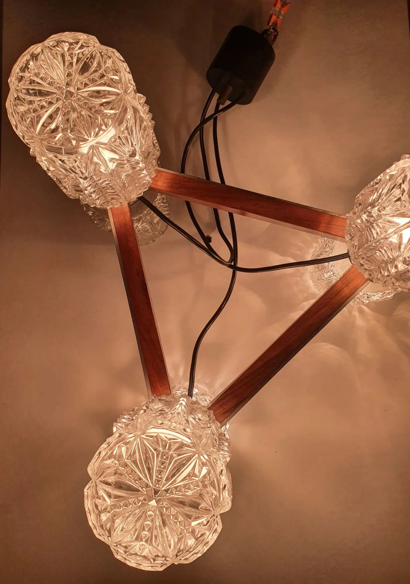 lustre-scandinave-bois-verre-allume-1