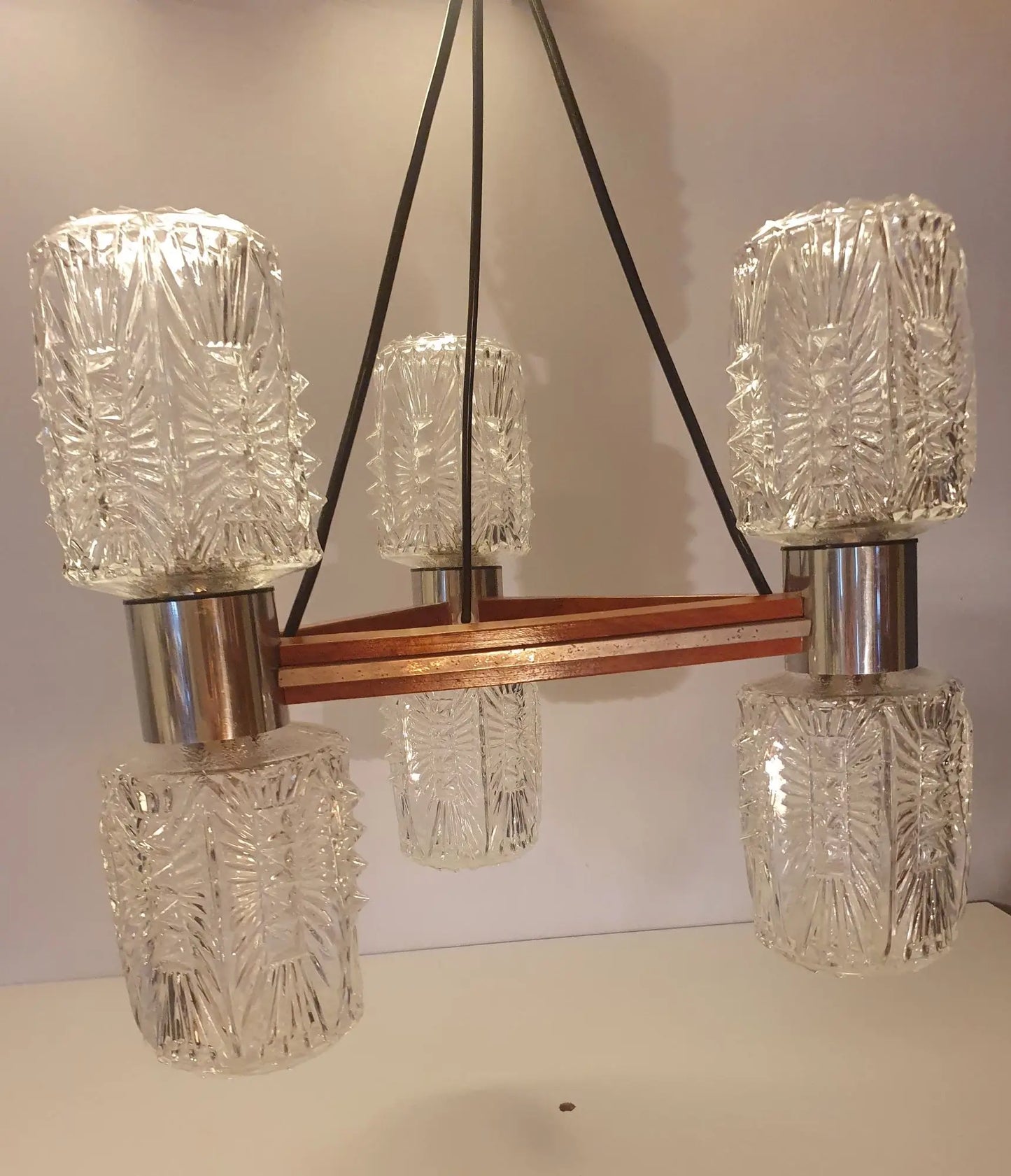 Analyzing image lustre-scandinave-bois-verre-face-7