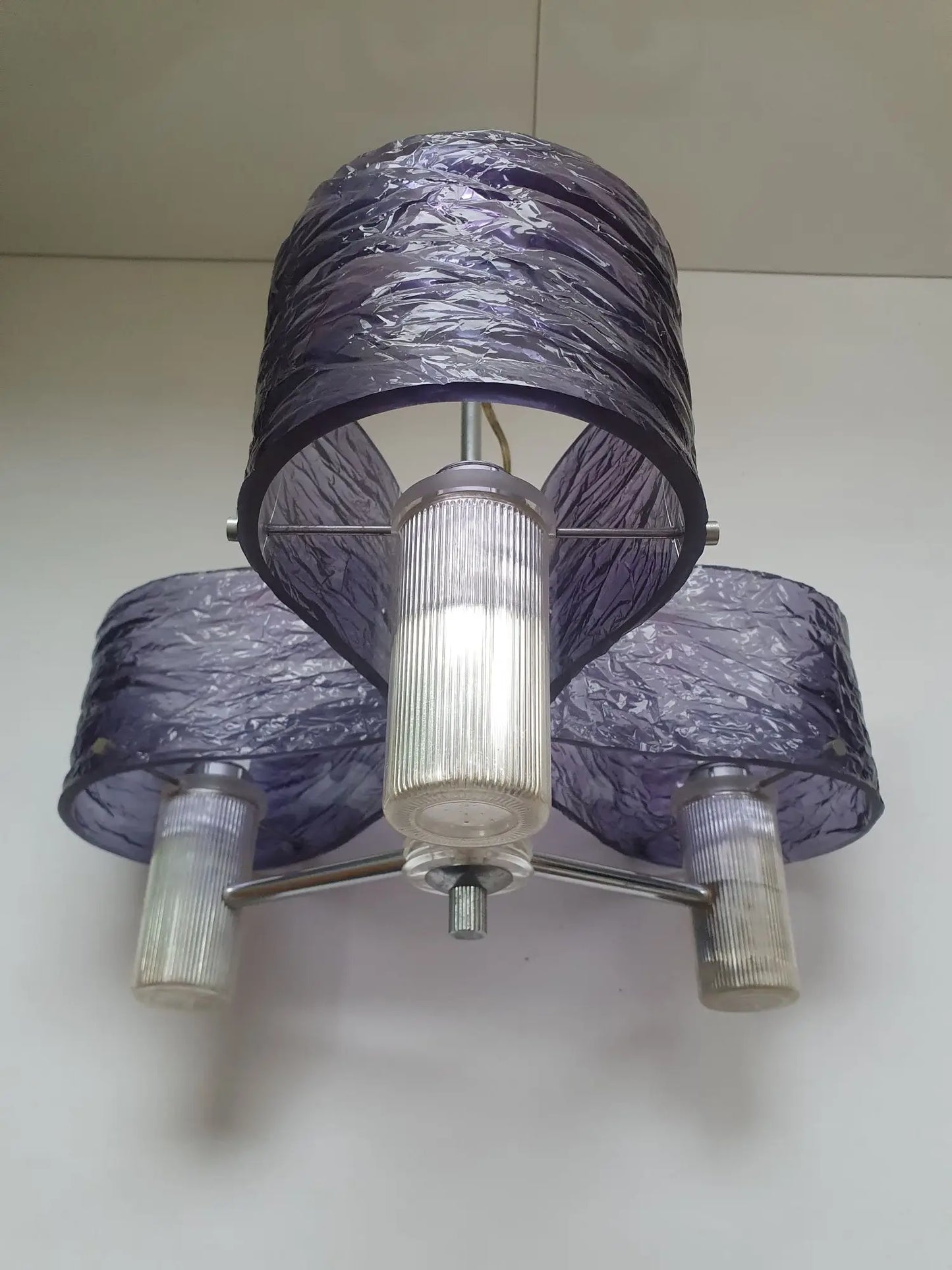 lustre-violet-annees-70-dessous