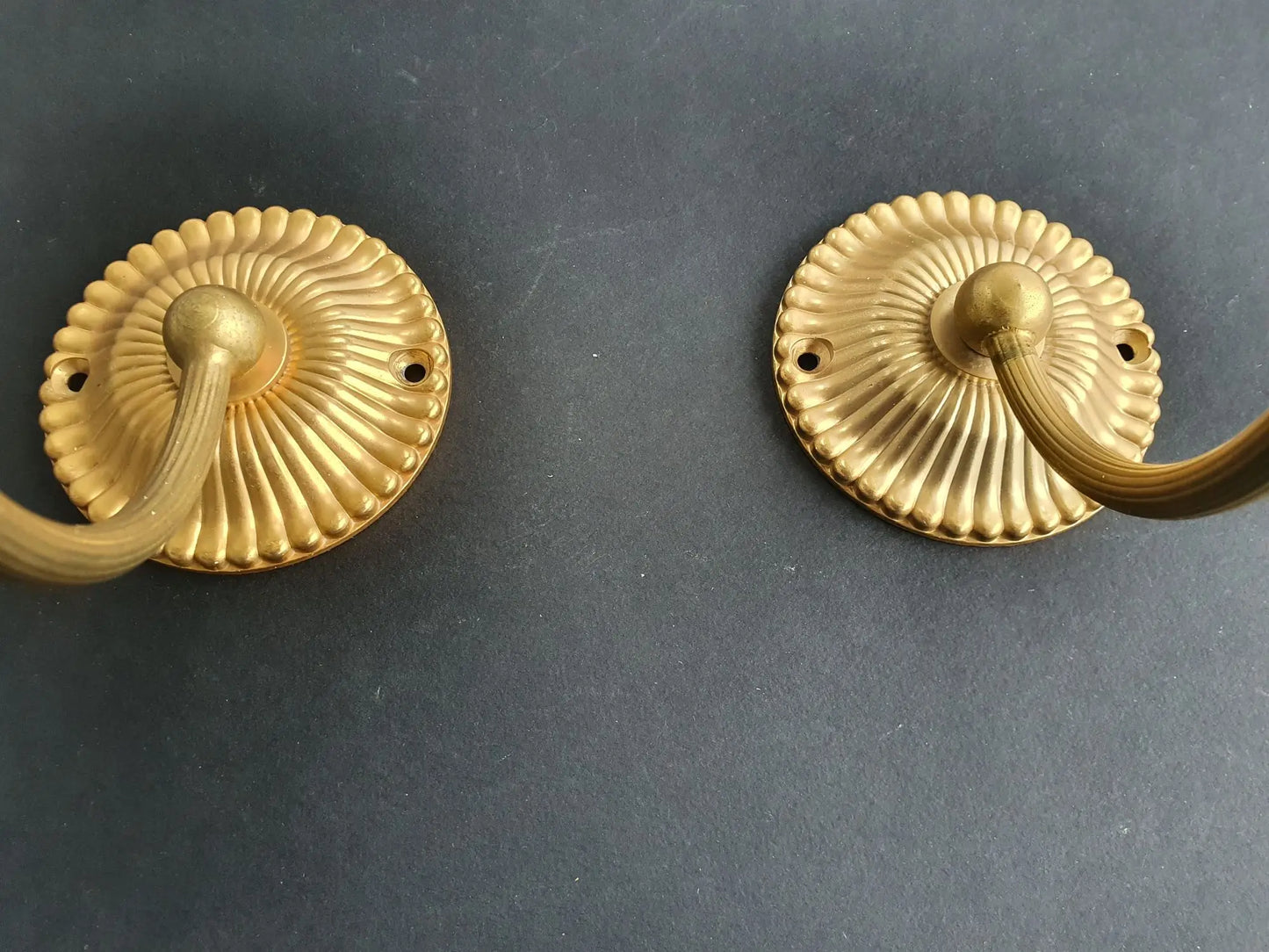 paire-appliques-murales-dorees-globes-opalines-vintage-detail-2