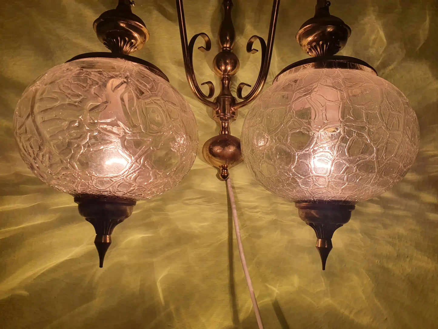 paire-appliques-murales-laiton-verre-vintage-allumee-2