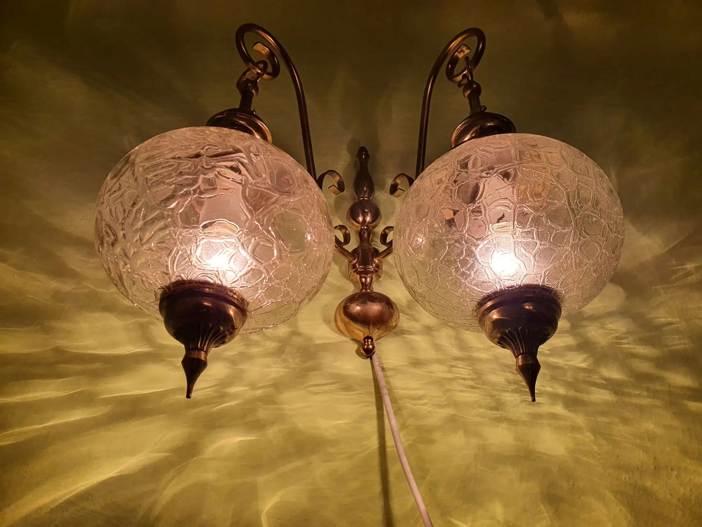 paire-appliques-murales-laiton-verre-vintage-allumee-3
