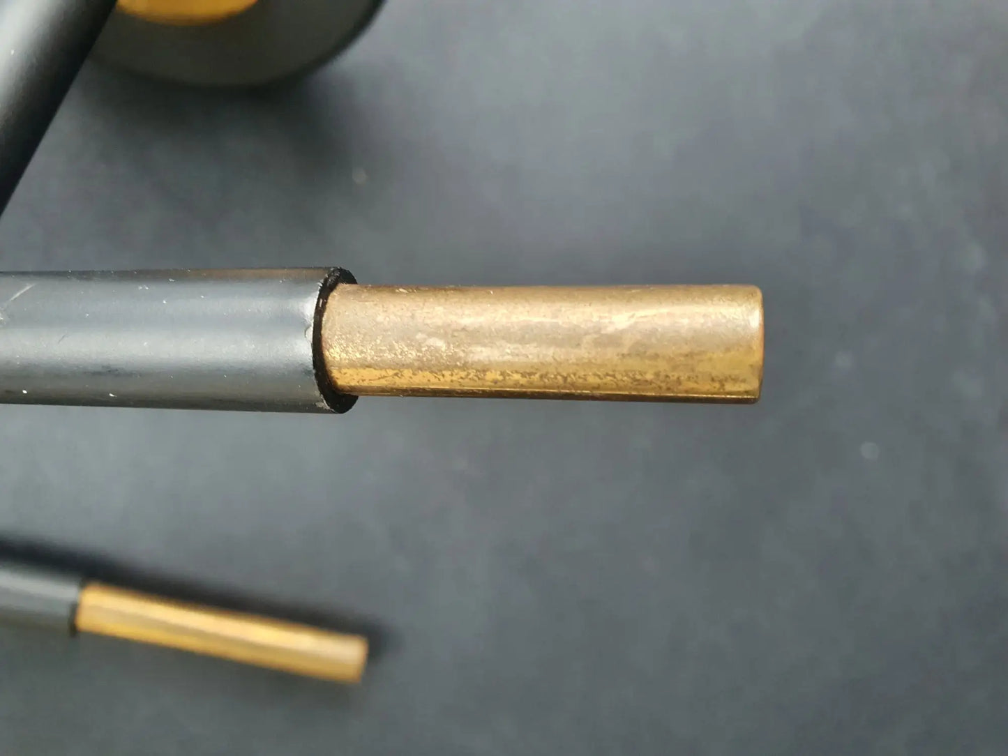 paire-appliques-murales-vintage-laiton-dore-verre-opalin-annees50-detail-4