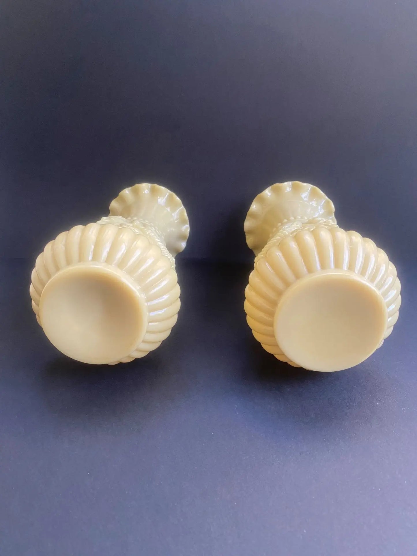 paire-vases-opaline-beige-vierzon-vintage-ancien-dessous