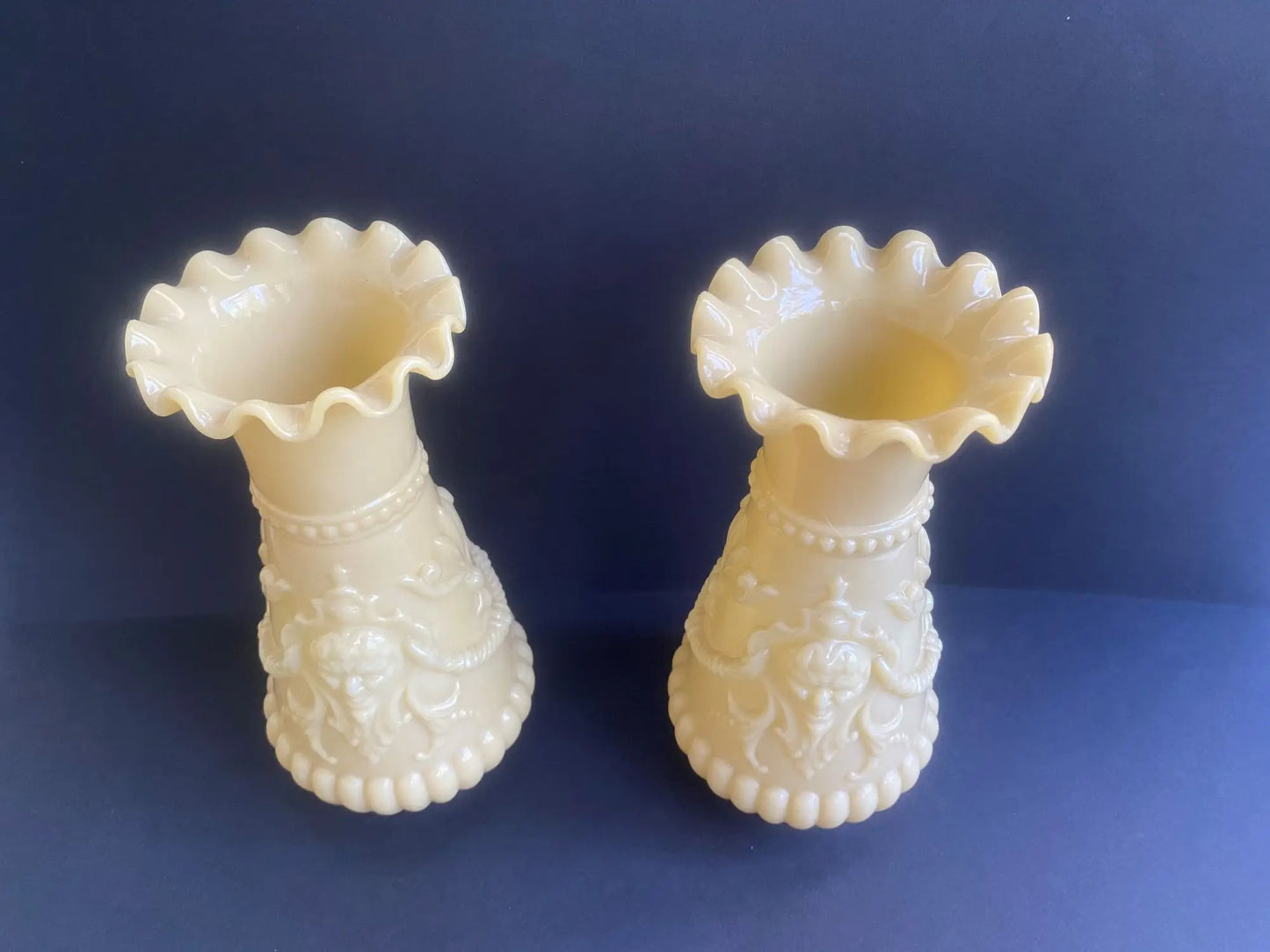 paire-vases-opaline-beige-vierzon-vintage-ancien-dessus-2
