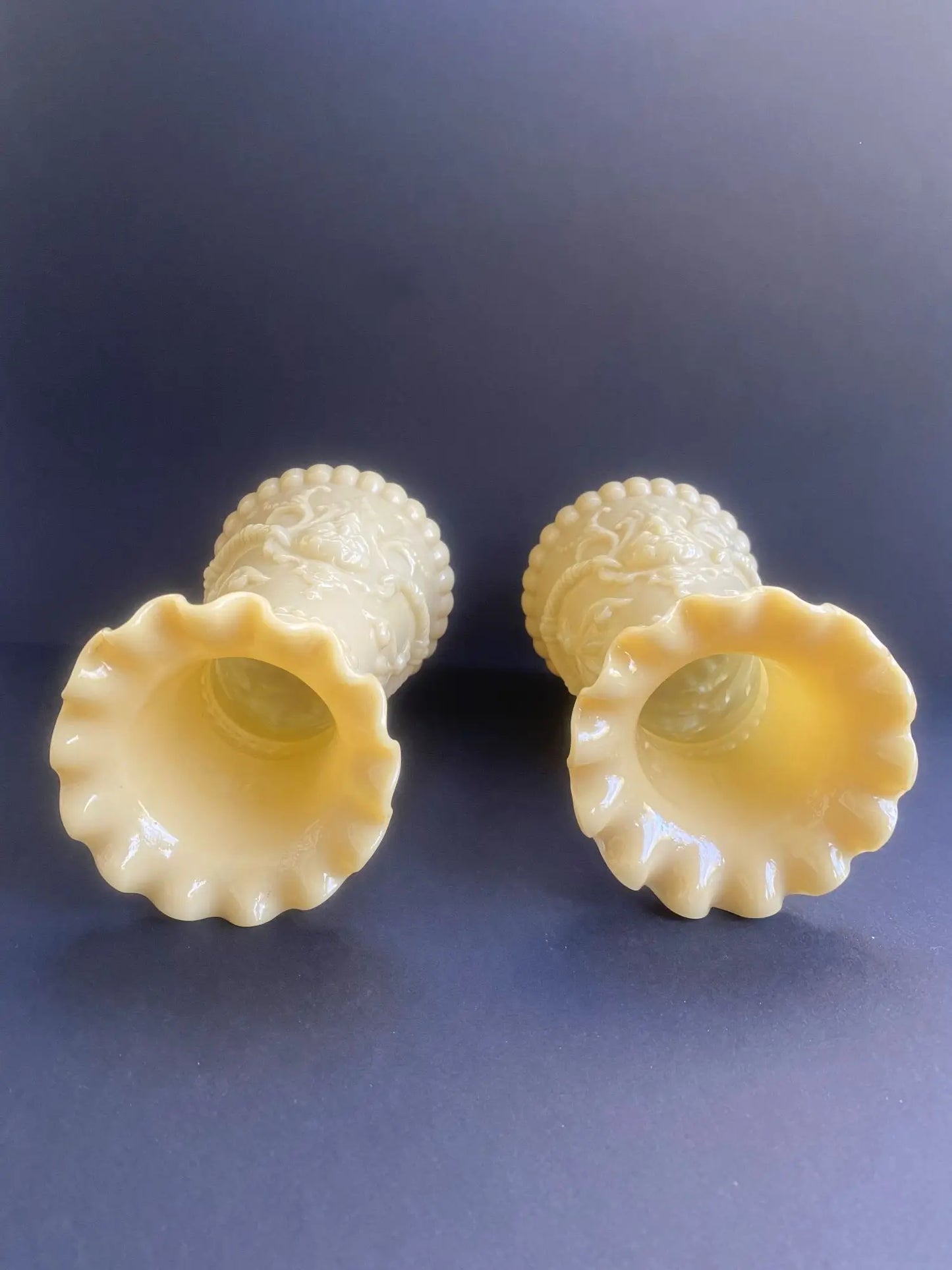 paire-vases-opaline-beige-vierzon-vintage-ancien-dessus