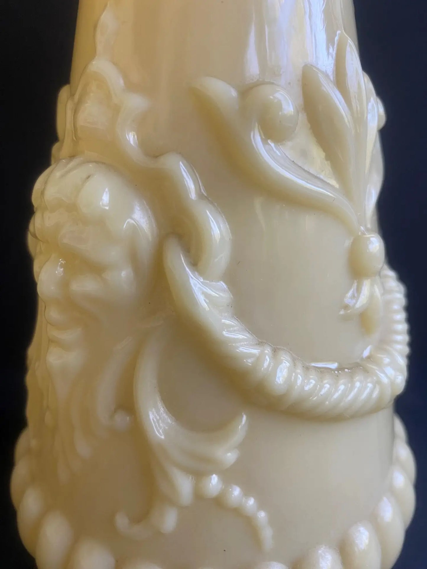 paire-vases-opaline-beige-vierzon-vintage-ancien-detail-1