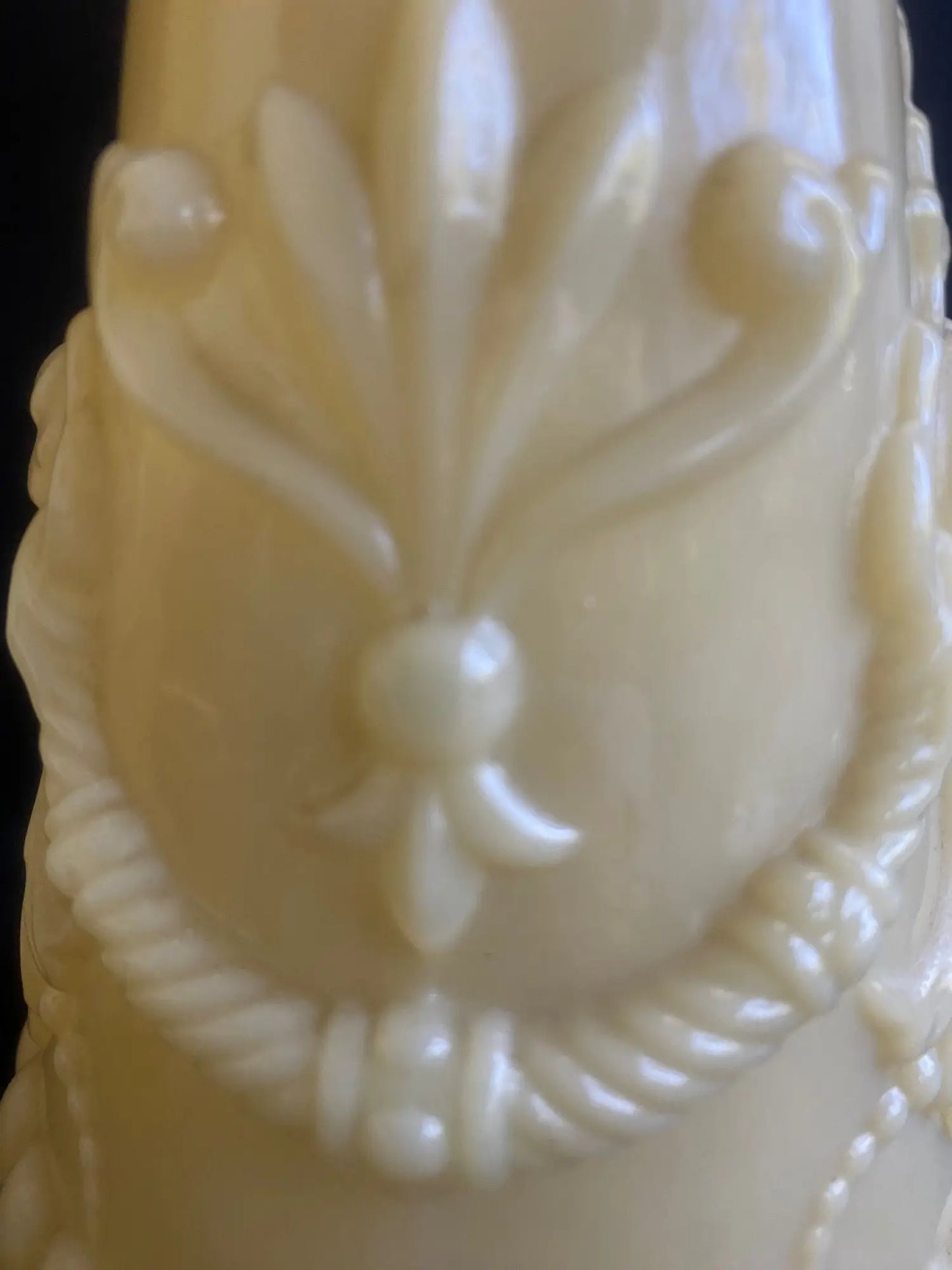 paire-vases-opaline-beige-vierzon-vintage-ancien-detail-2