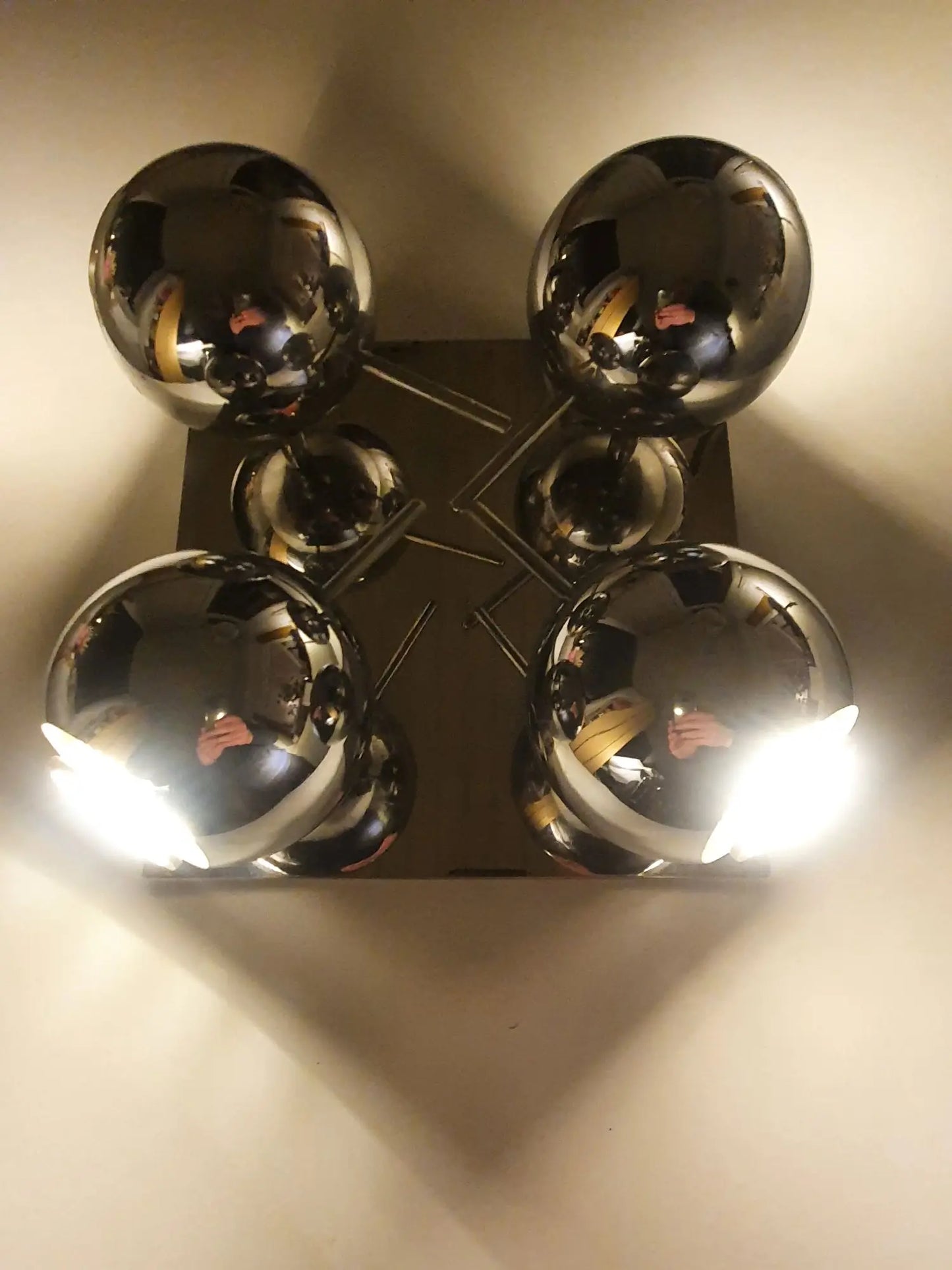 plafonnier-quatre-spots-chrome-vintage-allumee-1