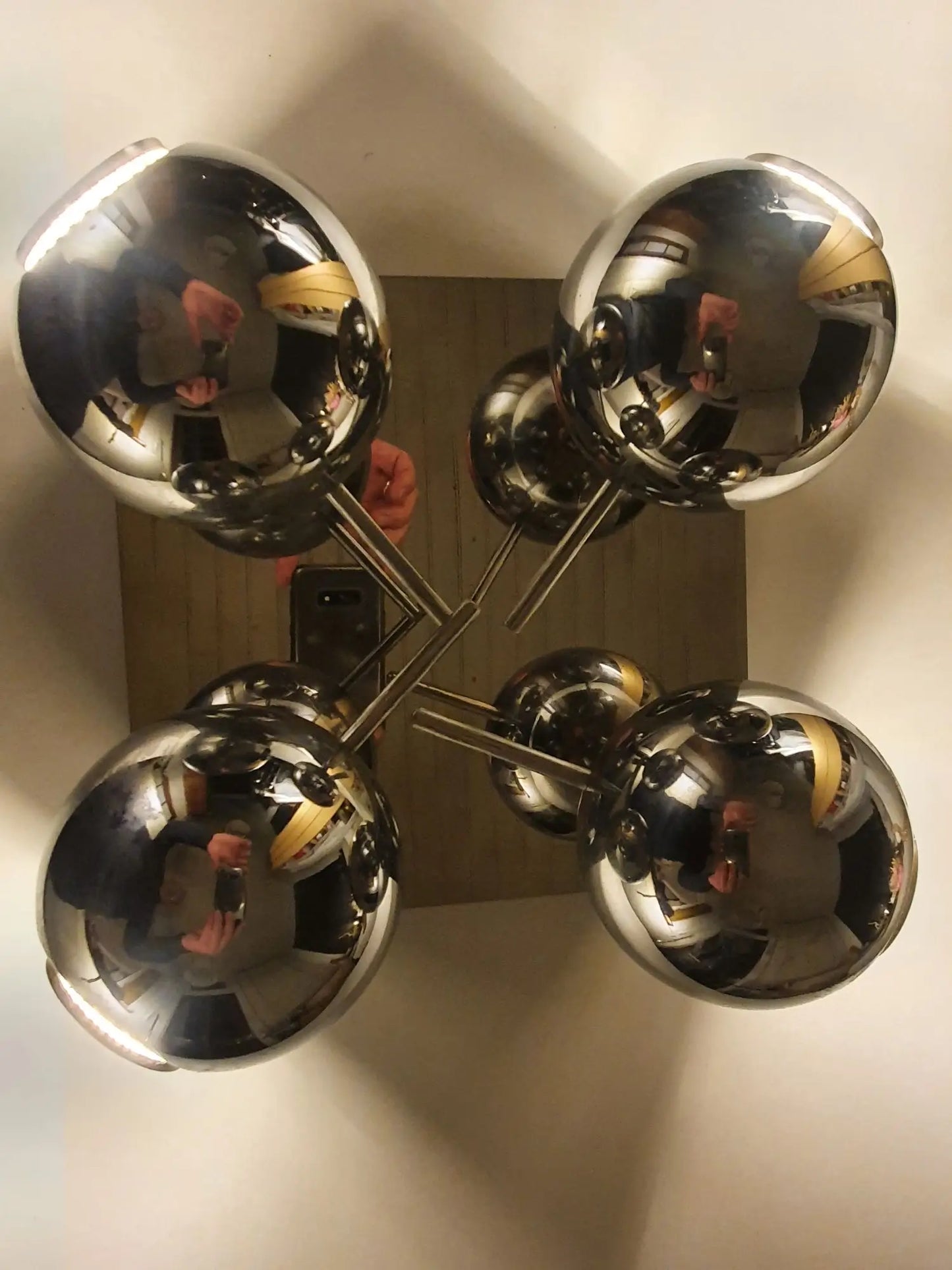 plafonnier-quatre-spots-chrome-vintage-allumee-2