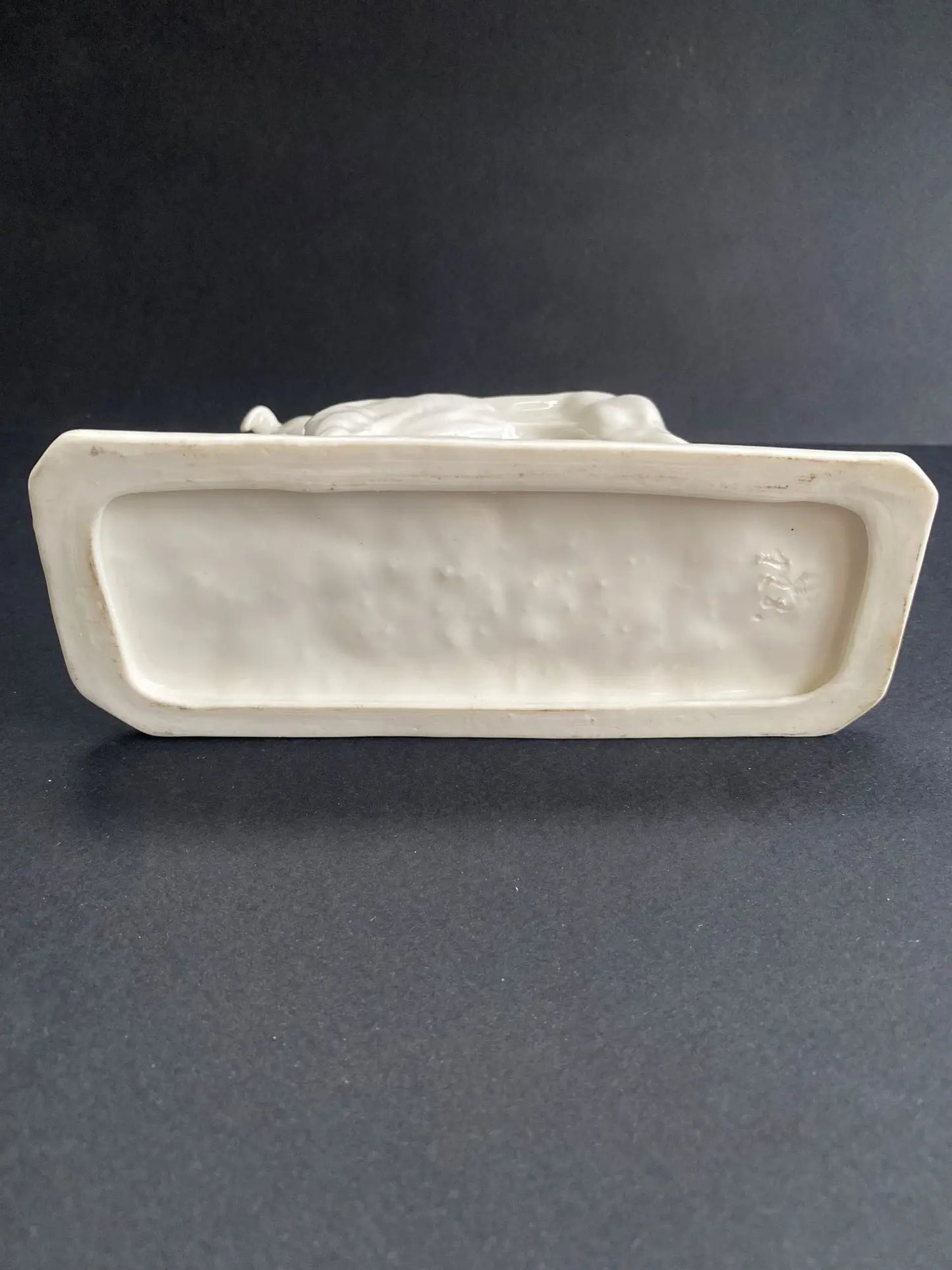 sculture-levier-porcelaine-nymphenburg-signe-pjmene-dessous