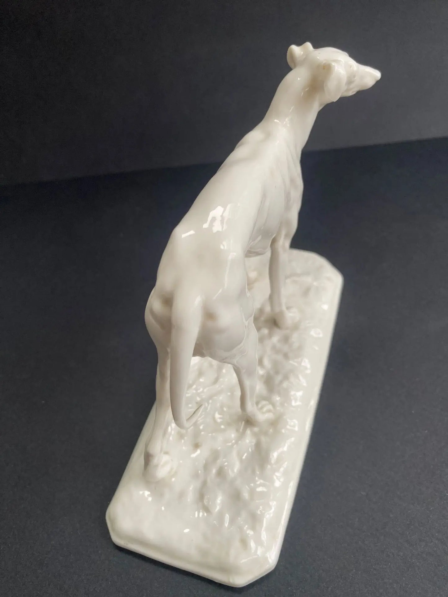 sculture-levier-porcelaine-nymphenburg-signe-pjmene-dessus