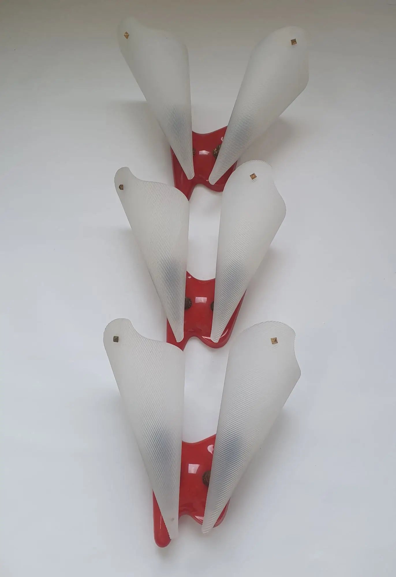 trois-appliques-murales-cornes-plastique-rouge-vintage-2