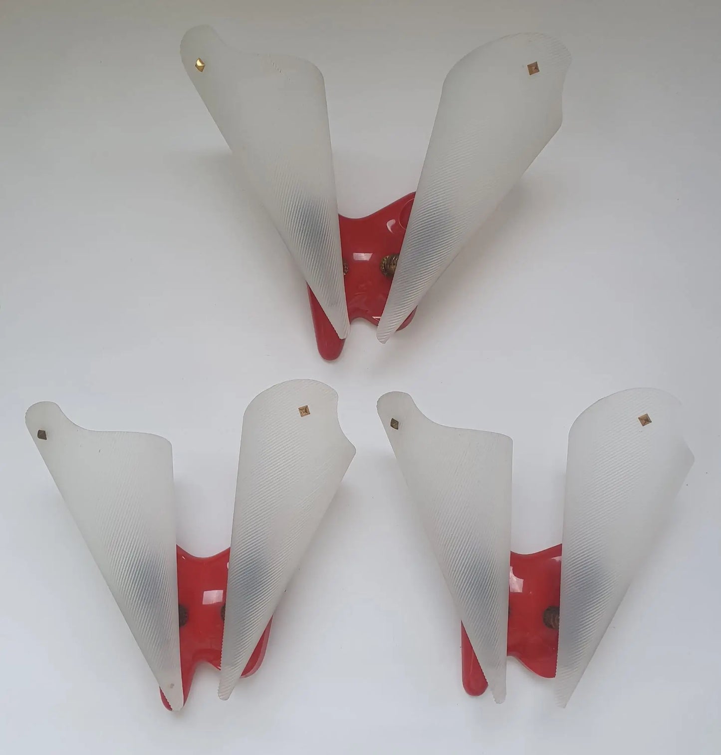 trois-appliques-murales-cornes-plastique-rouge-vintage