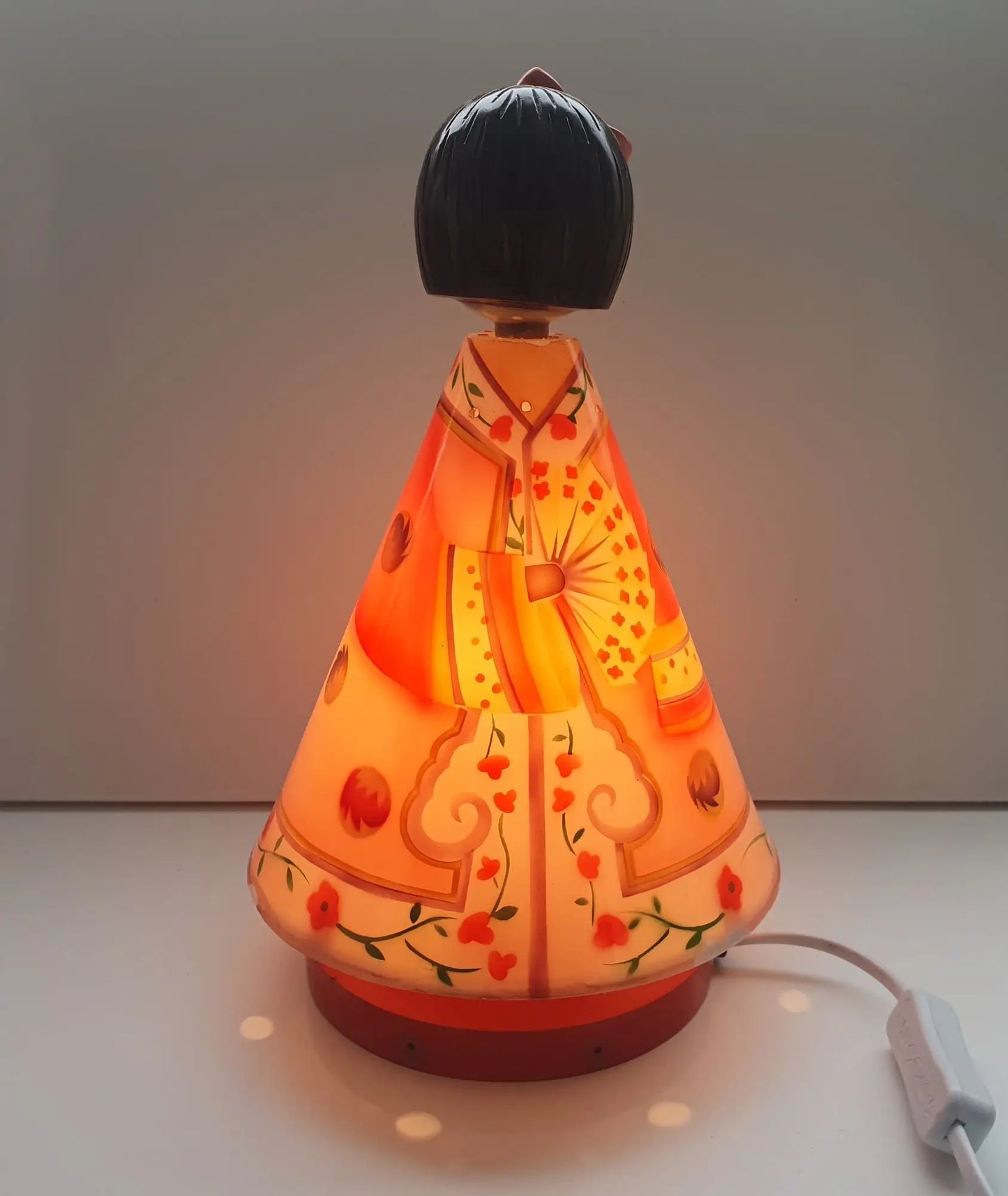 lampe-enfant-veilleuse-geisha-allumee-arriere