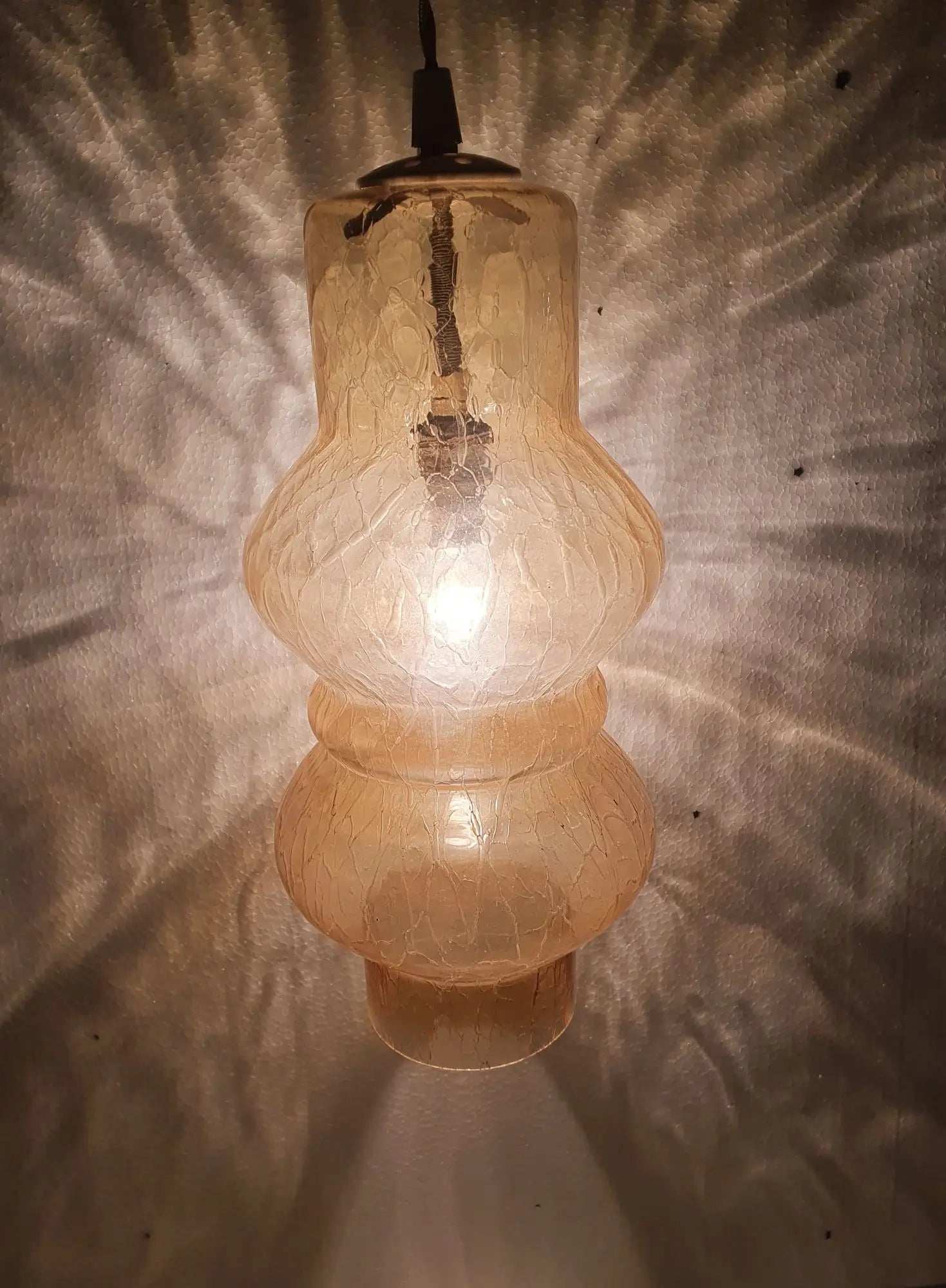 Grande-suspension-baladeuse-verre-marron-vintage-allumee-1