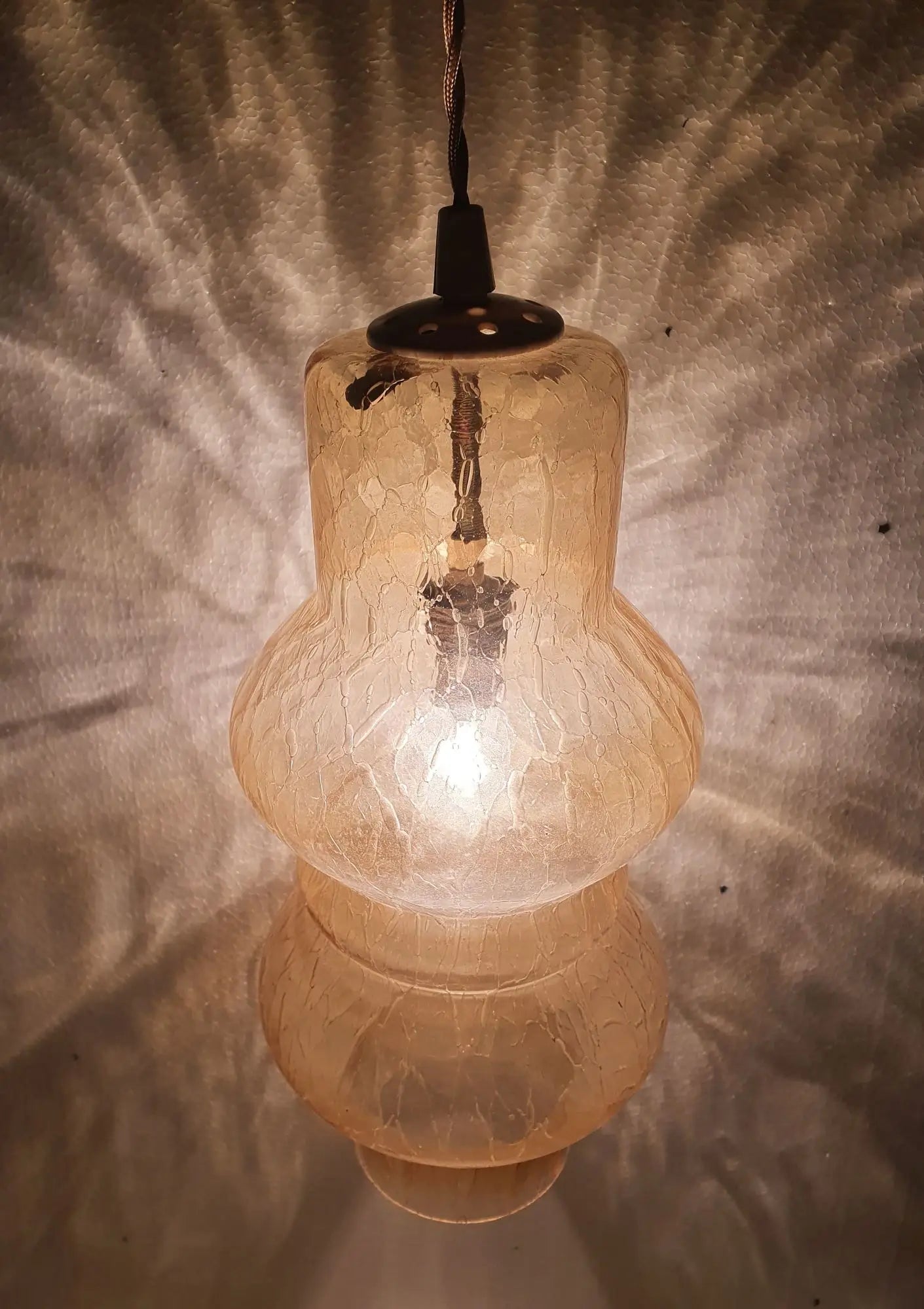Grande-suspension-baladeuse-verre-marron-vintage-allumee-2