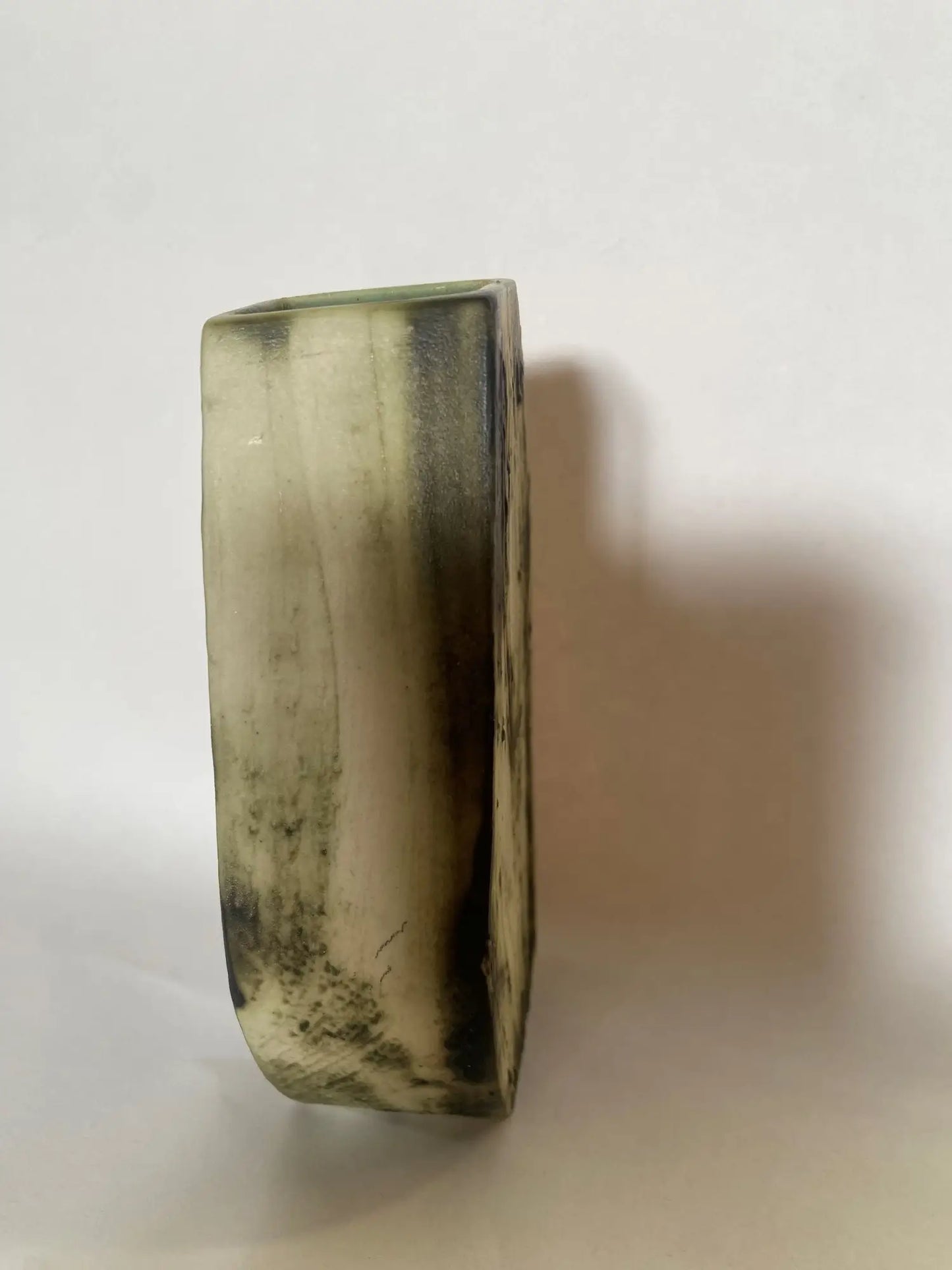 IMG_Petit-vase-signe-Carn-Pottery-5
