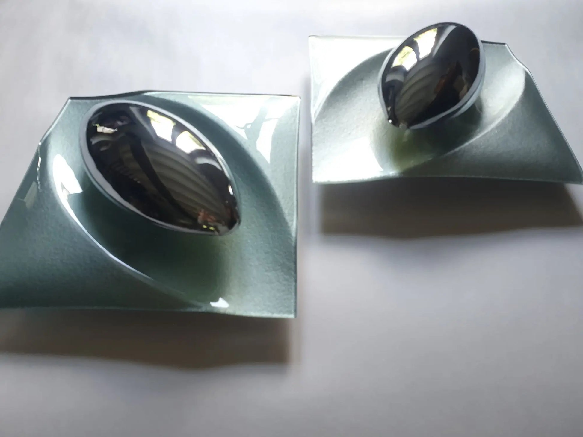 Paire-appliques-murales-UFO-futuristes-cote